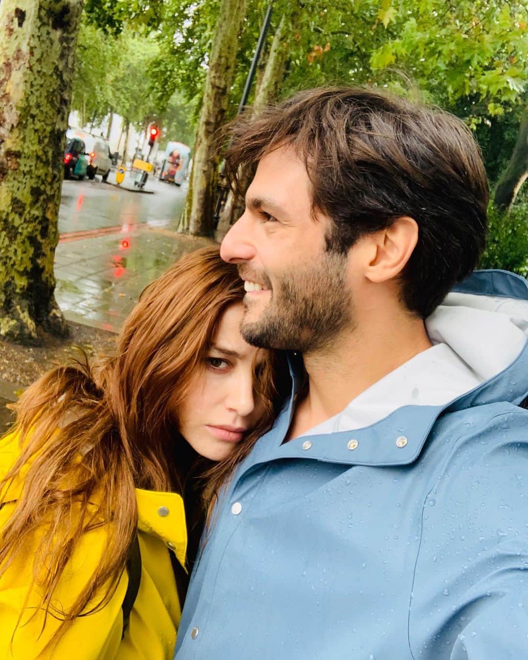 Ozge Gurelのインスタグラム：「Bak kuş geçiyor #tbt si 😂😂 @serkancayoglu 🥳❤️」