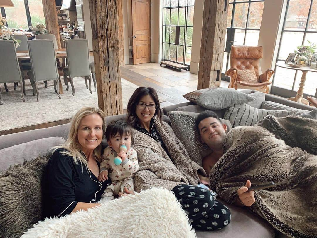 コリー・ロバートソンさんのインスタグラム写真 - (コリー・ロバートソンInstagram)「Happy Thanksgiving from the early morning, turkey cooking, pancake eating  Macy’s Day Parade watching crew at our home to yours. Hope your day is filled with fam, friends, food and a spirit if thankfulness for all of God’s greatest blessings 🧡」11月29日 2時34分 - bosshogswife