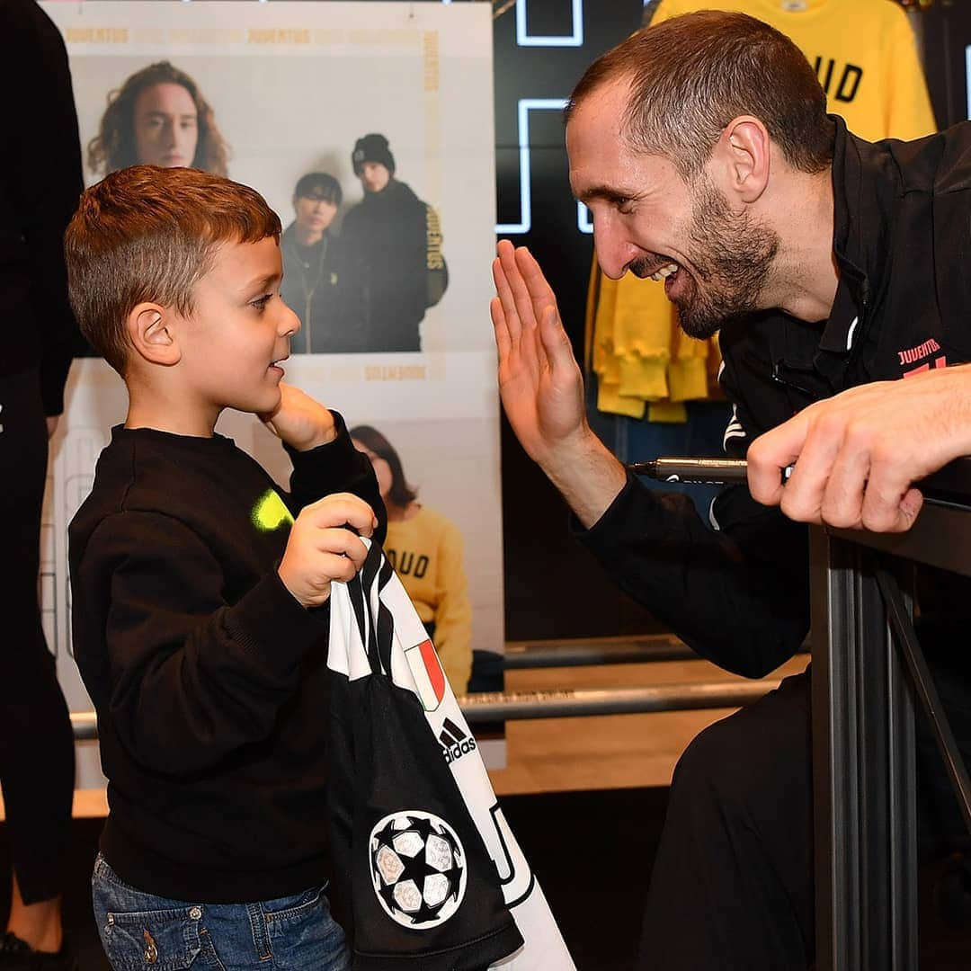 ユヴェントスFCさんのインスタグラム写真 - (ユヴェントスFCInstagram)「So much Bianconeri ❤ ⚪⚫ @giorgiochiellini」11月29日 2時37分 - juventus