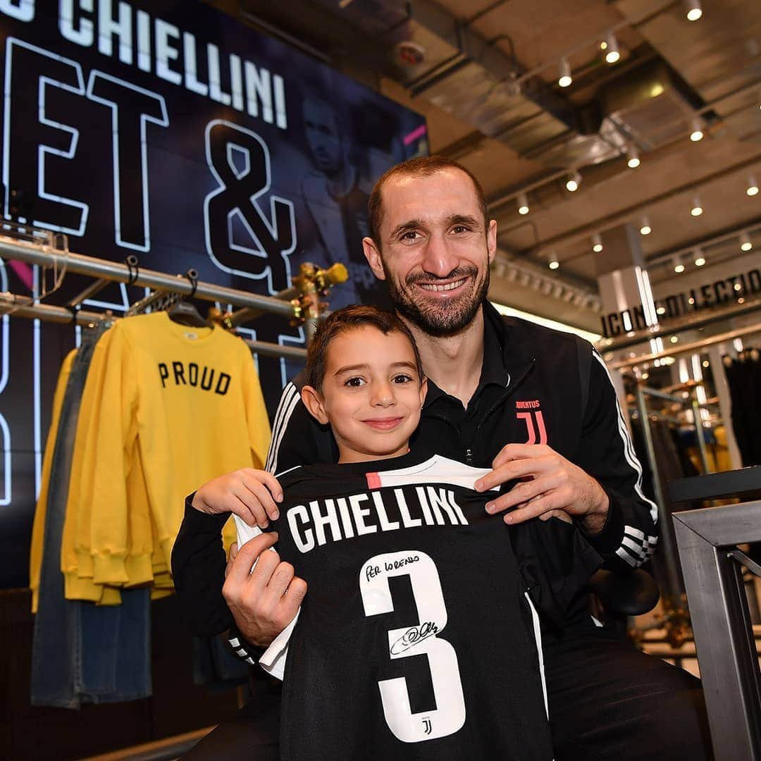 ユヴェントスFCさんのインスタグラム写真 - (ユヴェントスFCInstagram)「So much Bianconeri ❤ ⚪⚫ @giorgiochiellini」11月29日 2時37分 - juventus