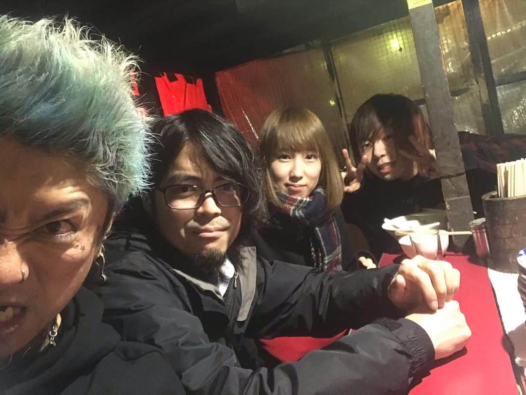 Ju-kenのインスタグラム：「長崎の屋台にて、戦国時代チーム♫  @sngk_jdi #屋台　#深夜のランデブー　#ラーメン一杯600万円って言われた　#令和になっても昭和感がいやにうれしい」
