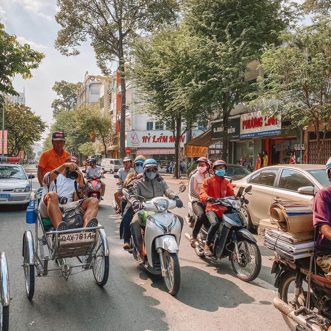 フェルナンド・ベルダスコさんのインスタグラム写真 - (フェルナンド・ベルダスコInstagram)「Going around Saigon in tricycle... . . Dando una vuelta por Saigon en triciclo... . . . #saigon #hochiminh #vietnam #sony #sonyalpha #sonyalpha7riv #sony2470gm #mauijimsunglasses #adidas #tourism #tumitravel #mygear」11月29日 2時47分 - ferverdasco