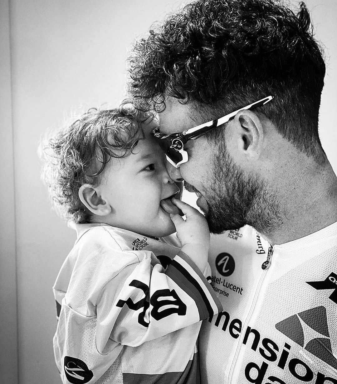 マーク・カヴェンディッシュのインスタグラム：「Best Mates 💙 . (📸 @petatoddlar ) #caspercavendish #daddysboy #likefatherlikeson」