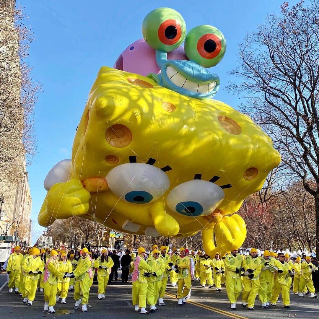 スポンジボブさんのインスタグラム写真 - (スポンジボブInstagram)「It’s a giraffe! SpongeBob & Gary sailing the skies at #MacysParade #Thanksgiving 🐌🧽」11月29日 2時48分 - spongebob