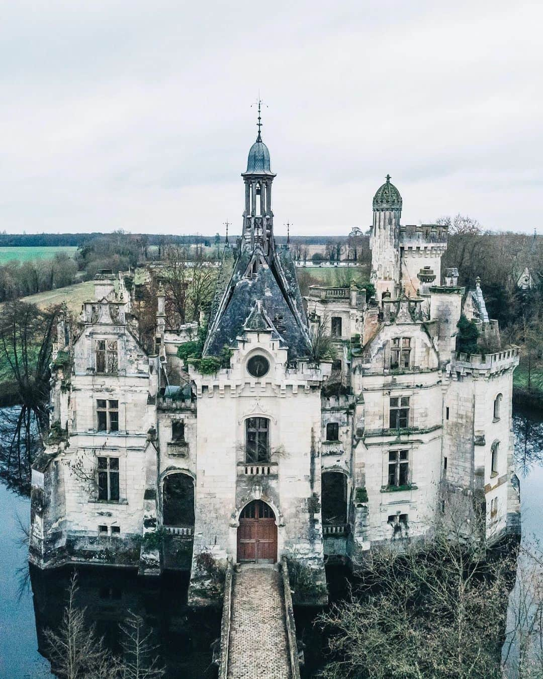 Abandoned Placesさんのインスタグラム写真 - (Abandoned PlacesInstagram)「An old castle decaying in France. Happy Thanksgiving everyone!! Photography by @ksenia_hound」11月29日 3時01分 - itsabandoned