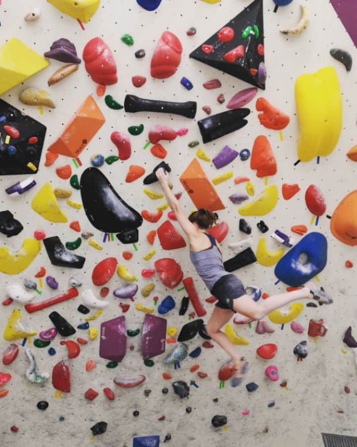 ハンナ・シューベルトのインスタグラム：「Having so much fun at training right now😊👏 Here are 2 videos of 2 blocs from 2 great sessions I had with  @romankrajnik on the recently new set wall @kletterzentruminnsbruck 😌」