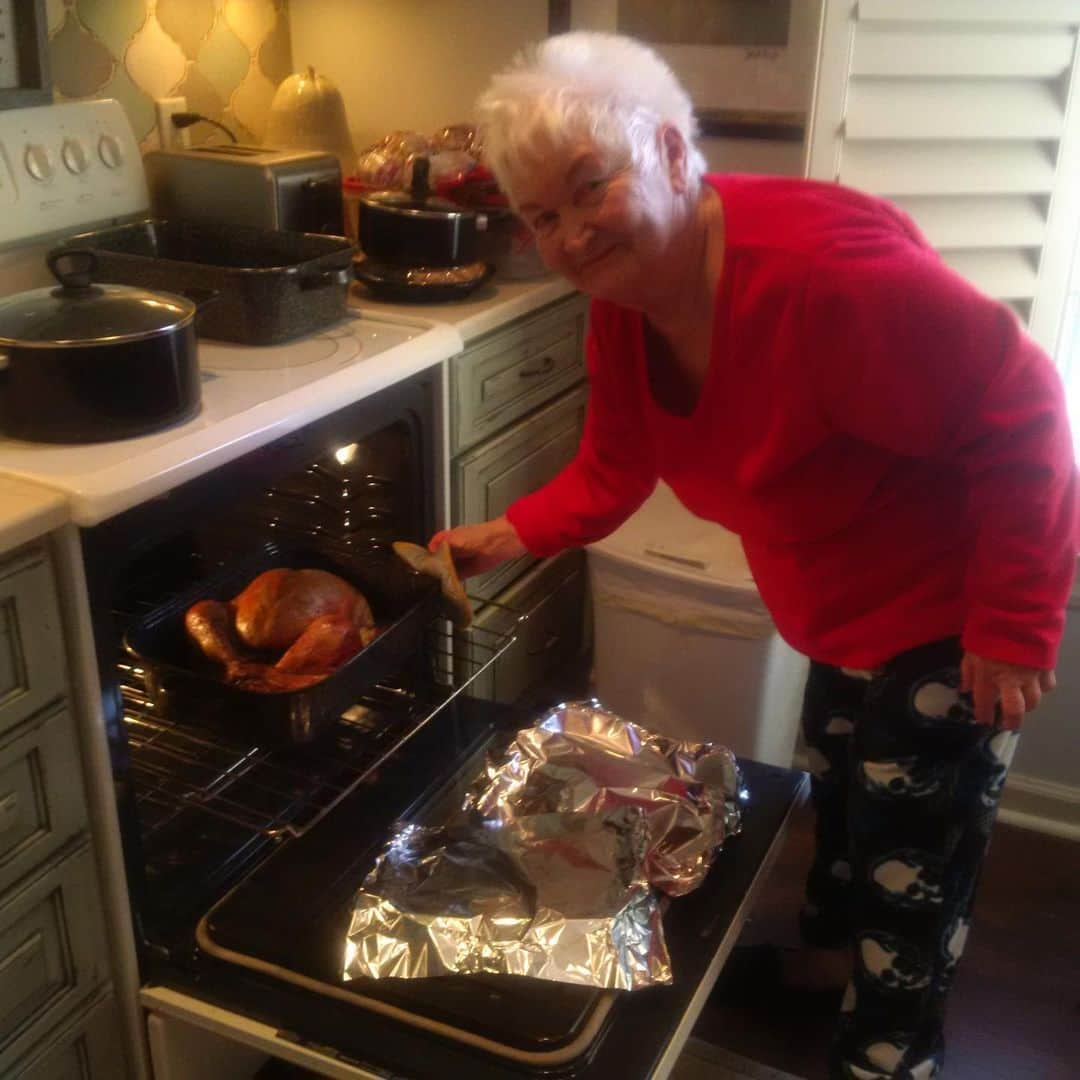 ビリー・レイ・サイラスさんのインスタグラム写真 - (ビリー・レイ・サイラスInstagram)「Mamaw Ruthie prepares the bird. Thankful for all of you this year. #OTR @lilnasx X stands for extra gravy for you my man. Thankful you are a game changer. Get on over here. Counting my blessings.」11月29日 2時57分 - billyraycyrus