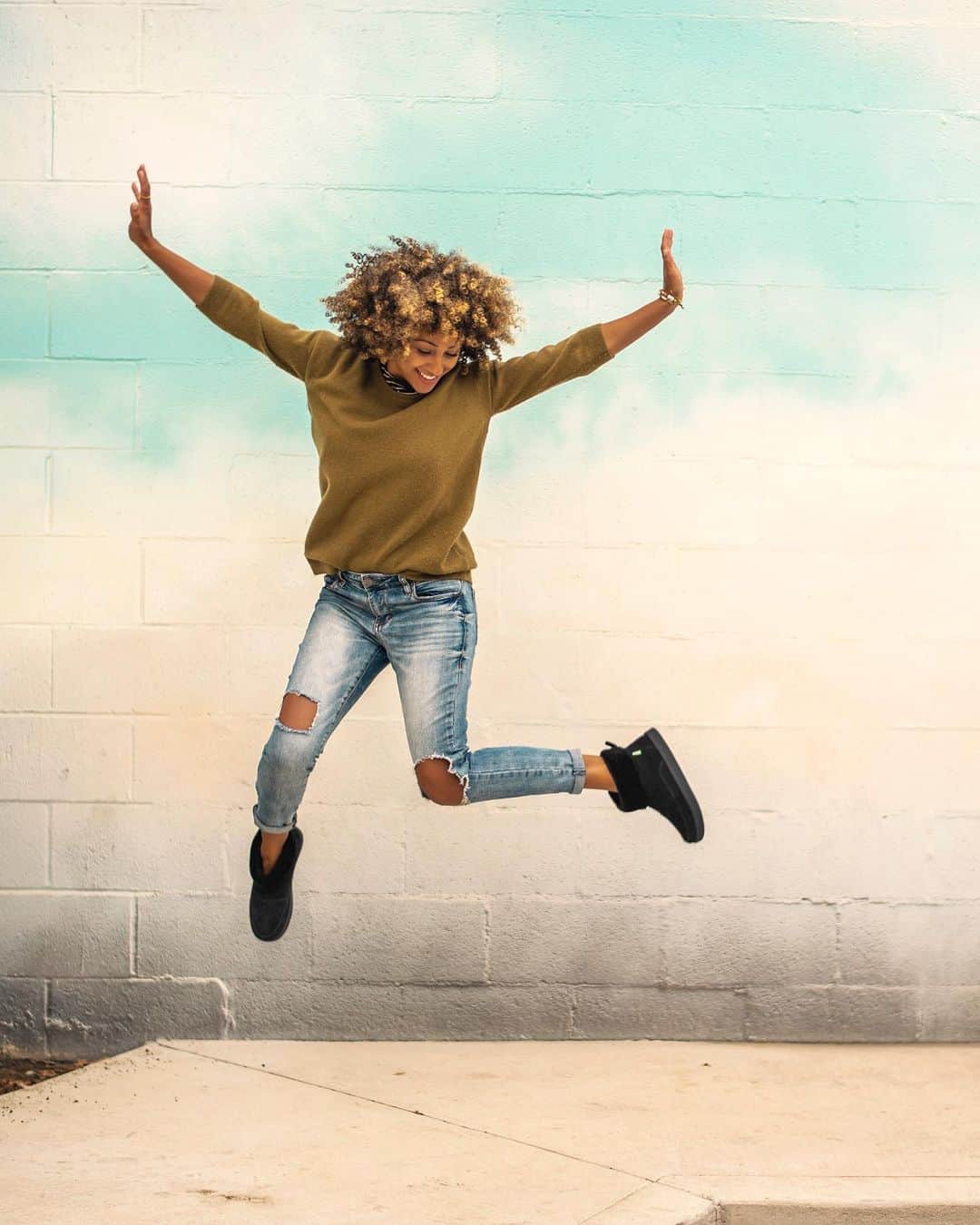 のインスタグラム：「Feast on savings up to 60% before the family squabbles begin. It’s Sanuksgiving—serving big deals on new styles, boots, slippers, bestsellers and old treasures. Plus you can get a free camping mug with purchase. #Sanuk #SmilePassItOn」