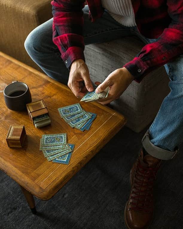 MR PORTERのインスタグラム：「A behind-the-scenes look at our Thanksgiving plans. Fancy a game? 🃏 #HolidayswithMRPORTER」
