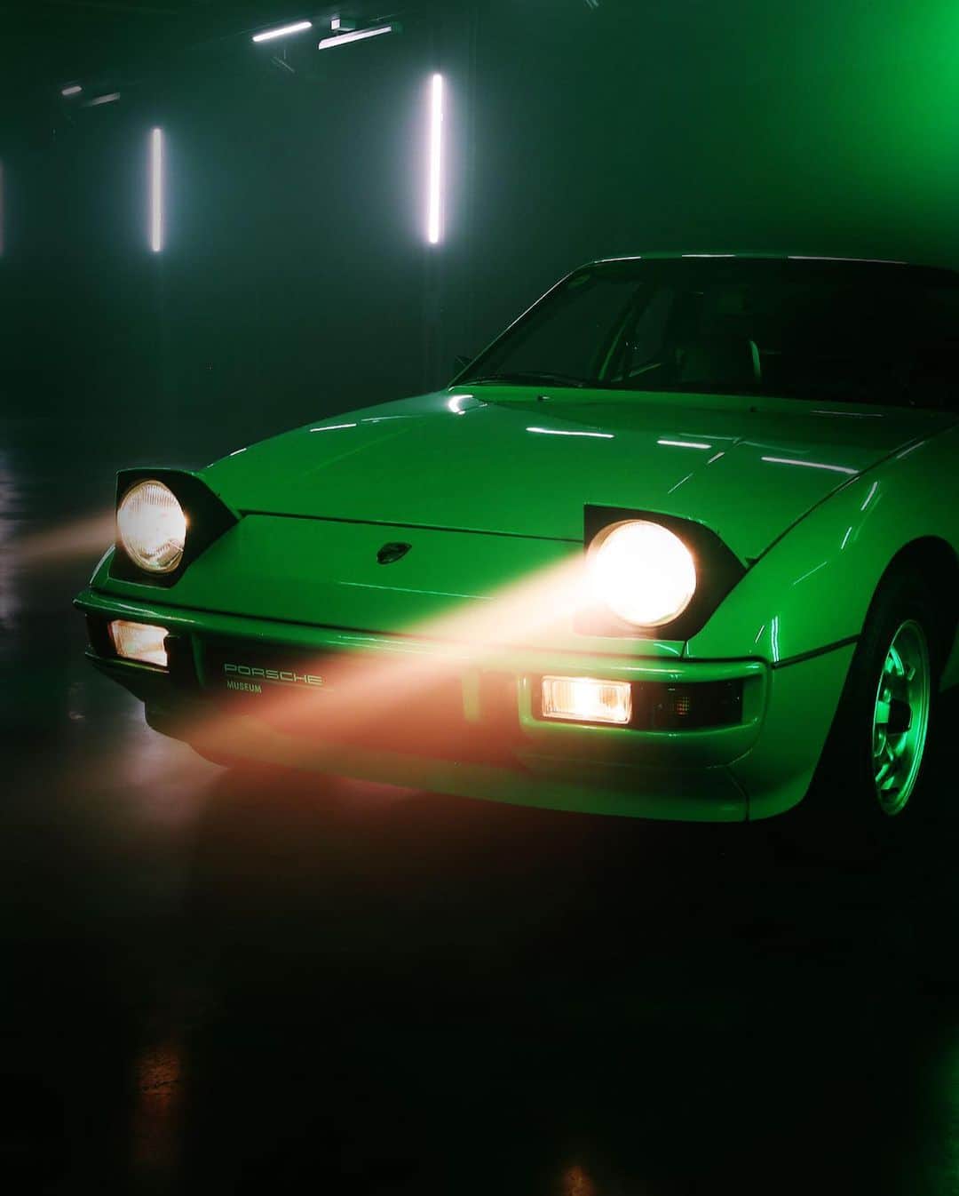 Porscheさんのインスタグラム写真 - (PorscheInstagram)「In our new episode of #PorscheTop5 we take a look back at a very funky time. Swipe through the gallery to get a psychedelic impression of our Transaxle models. #Porsche」11月29日 3時03分 - porsche