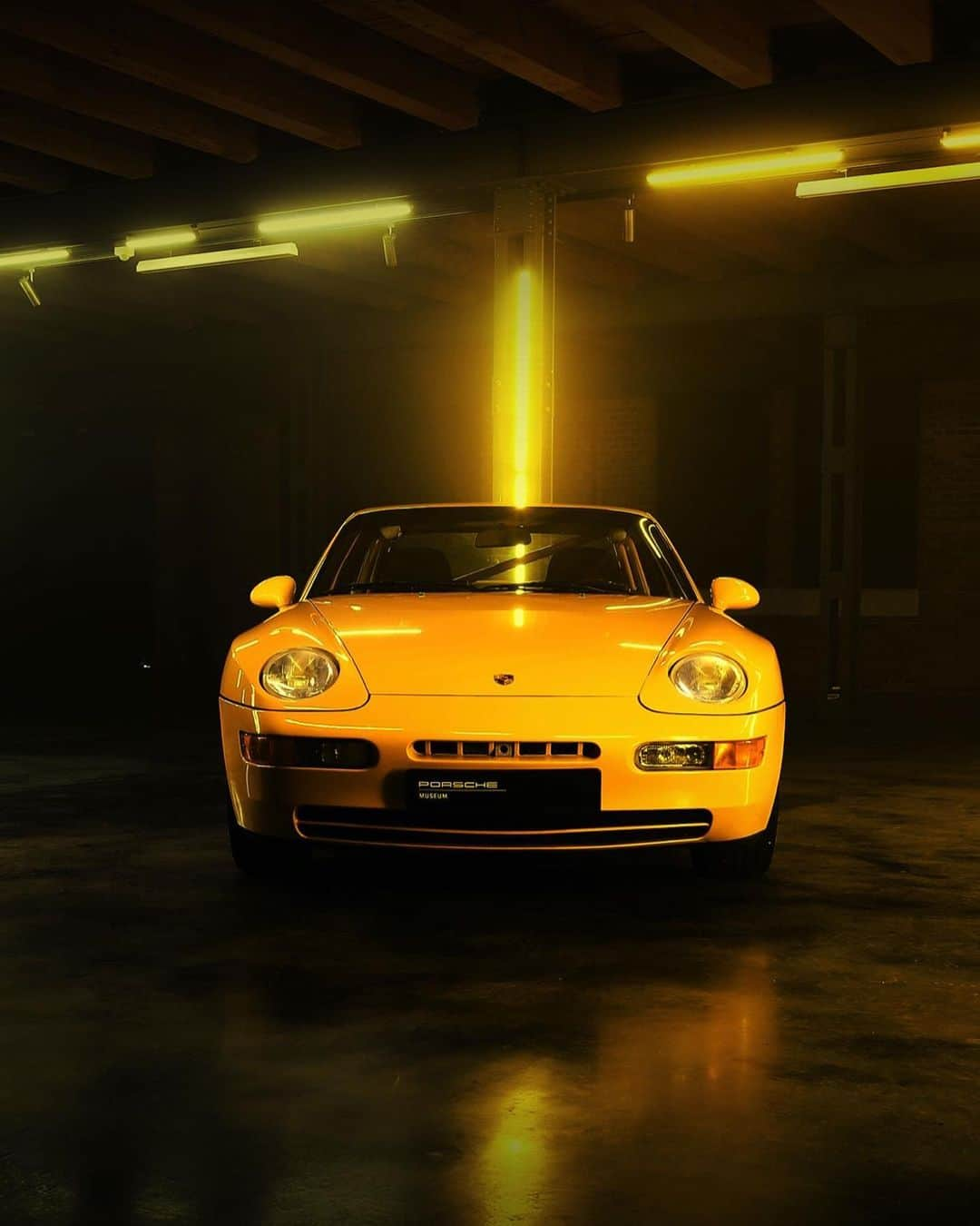 Porscheさんのインスタグラム写真 - (PorscheInstagram)「In our new episode of #PorscheTop5 we take a look back at a very funky time. Swipe through the gallery to get a psychedelic impression of our Transaxle models. #Porsche」11月29日 3時03分 - porsche