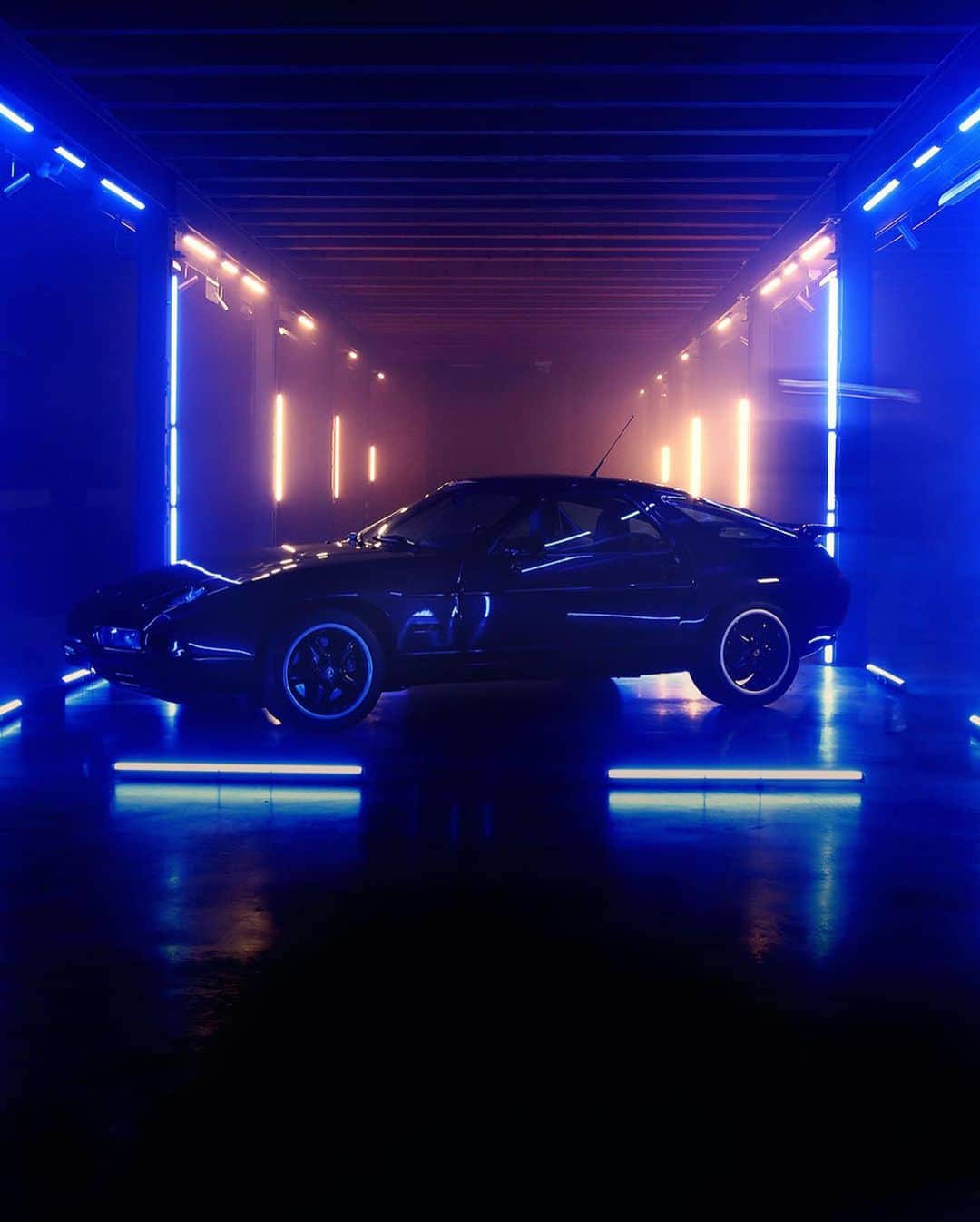 Porscheさんのインスタグラム写真 - (PorscheInstagram)「In our new episode of #PorscheTop5 we take a look back at a very funky time. Swipe through the gallery to get a psychedelic impression of our Transaxle models. #Porsche」11月29日 3時03分 - porsche