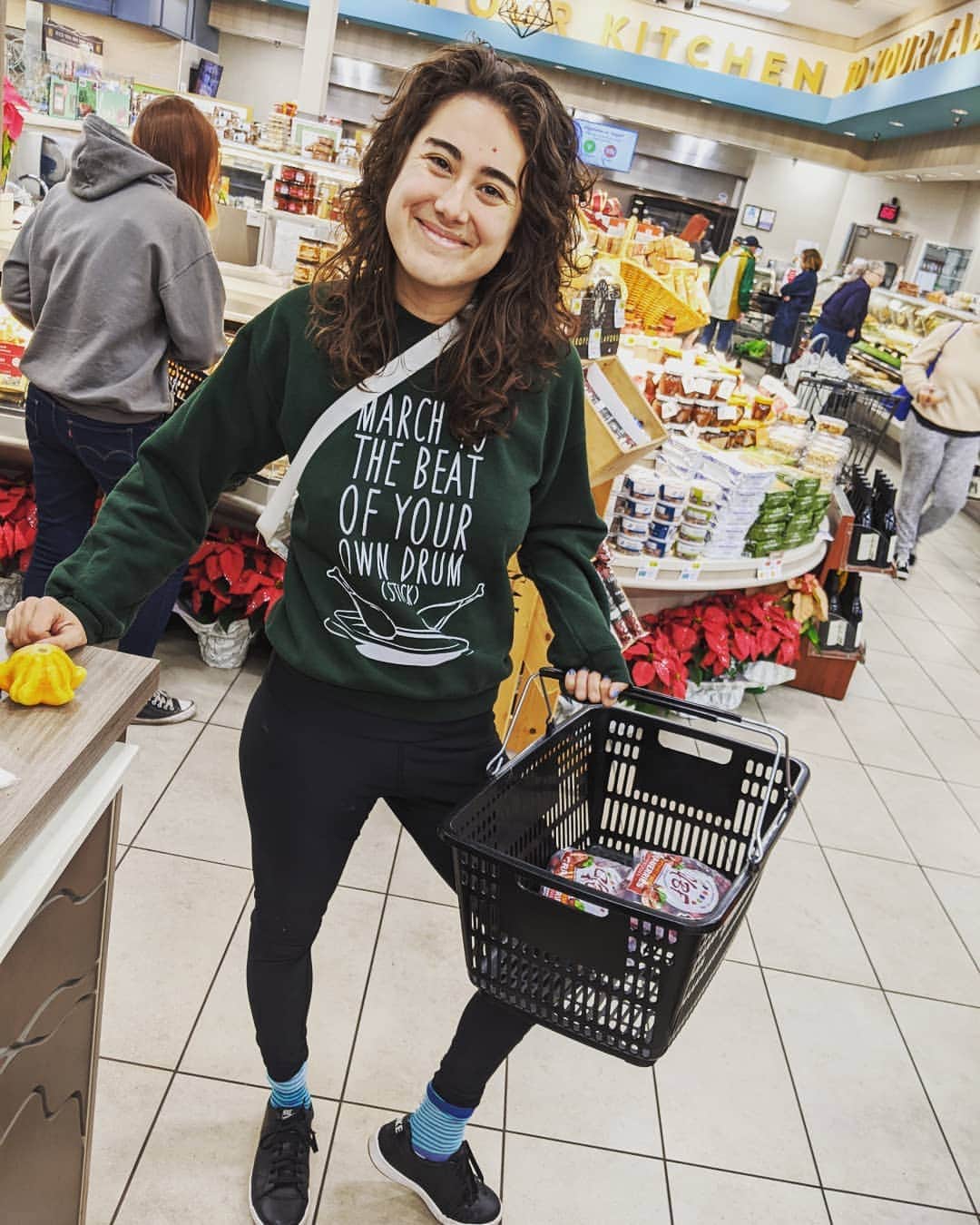 ハナー・ハートのインスタグラム：「Our third Thanksgiving together! 🧡 And our second time to the grocery store in the last 24 hours... 😂  P.S. Who else is rocking this OG Harto sweatshirt today? 💖」