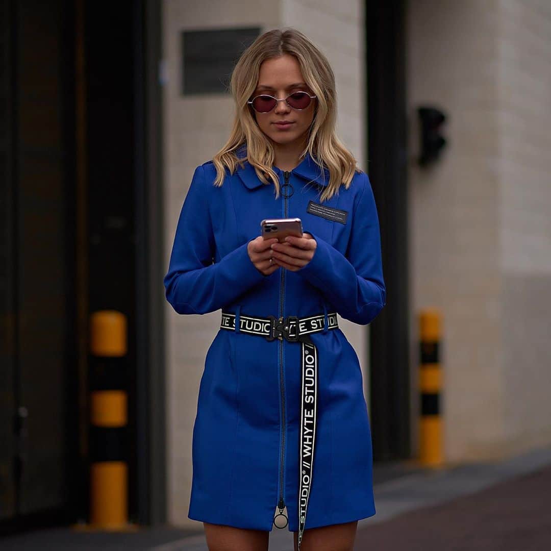 キラ・ウィノナさんのインスタグラム写真 - (キラ・ウィノナInstagram)「Waiting for my Uber like... Also, feeling ☄️ in this blue dress」11月29日 3時19分 - kirawinona