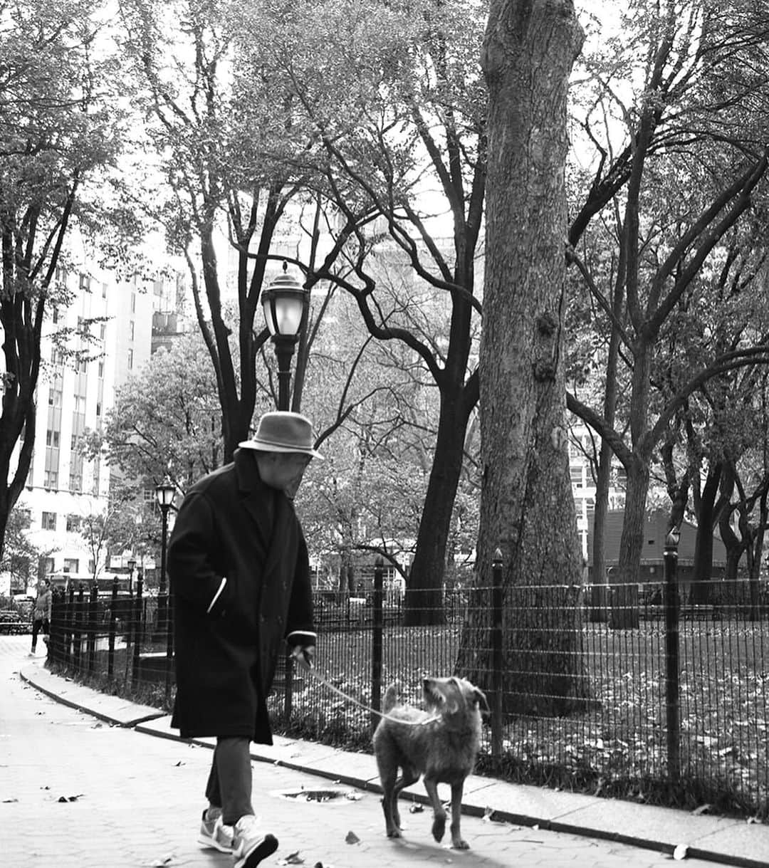 デレク ラムのインスタグラム：「Roscoe and I wish all a happy Thanksgiving! Photo @karl_simone for @thesaltingnyc wearing my favorite coat and fedora by the brand The Salting...Roscoe approves.」