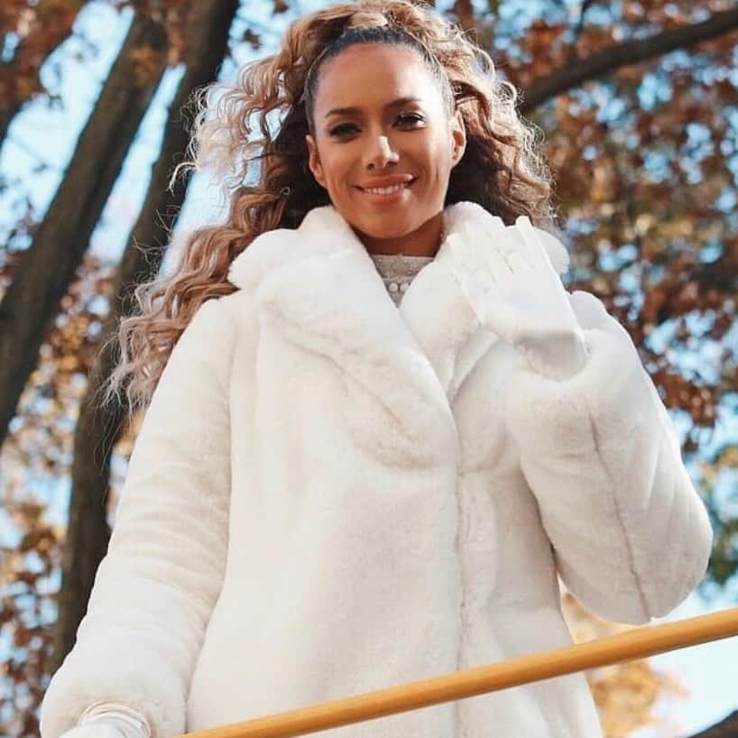 レオナ・ルイスのインスタグラム：「Tbt performing at the #macysthanksgivingdayparade ✨ Happy thanksgiving to all those celebrating in the US. I’m grateful for the constant reminders of the love that fills my life. My friends and family, my little fur babies, the dreams and passions I get to peruse each day. My music that remains at the essence of my soul💜 What are you thankful for?」