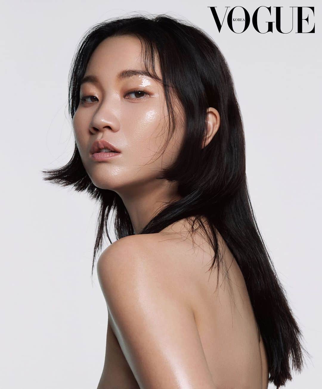チャン・ユンジュのインスタグラム：「내가 생각하는 밸런스는 다양함이 공존하며 균형을 이루되, 중심이 흔들리지 않는 것.  _ @voguekorea 2019 DEC issue Creative director 백지수 @jisupaek  Photo 안주영 @ahnjooyoung_ Hair 이혜영 @halolee7 Makeup 이나겸 @nakyeum Stylist 임지윤 @jiyun_limm Props 최서윤(Da;rak)  @daraksy Video 유혁진 @oter_y Vogue editor 조소현 @choshowtime」