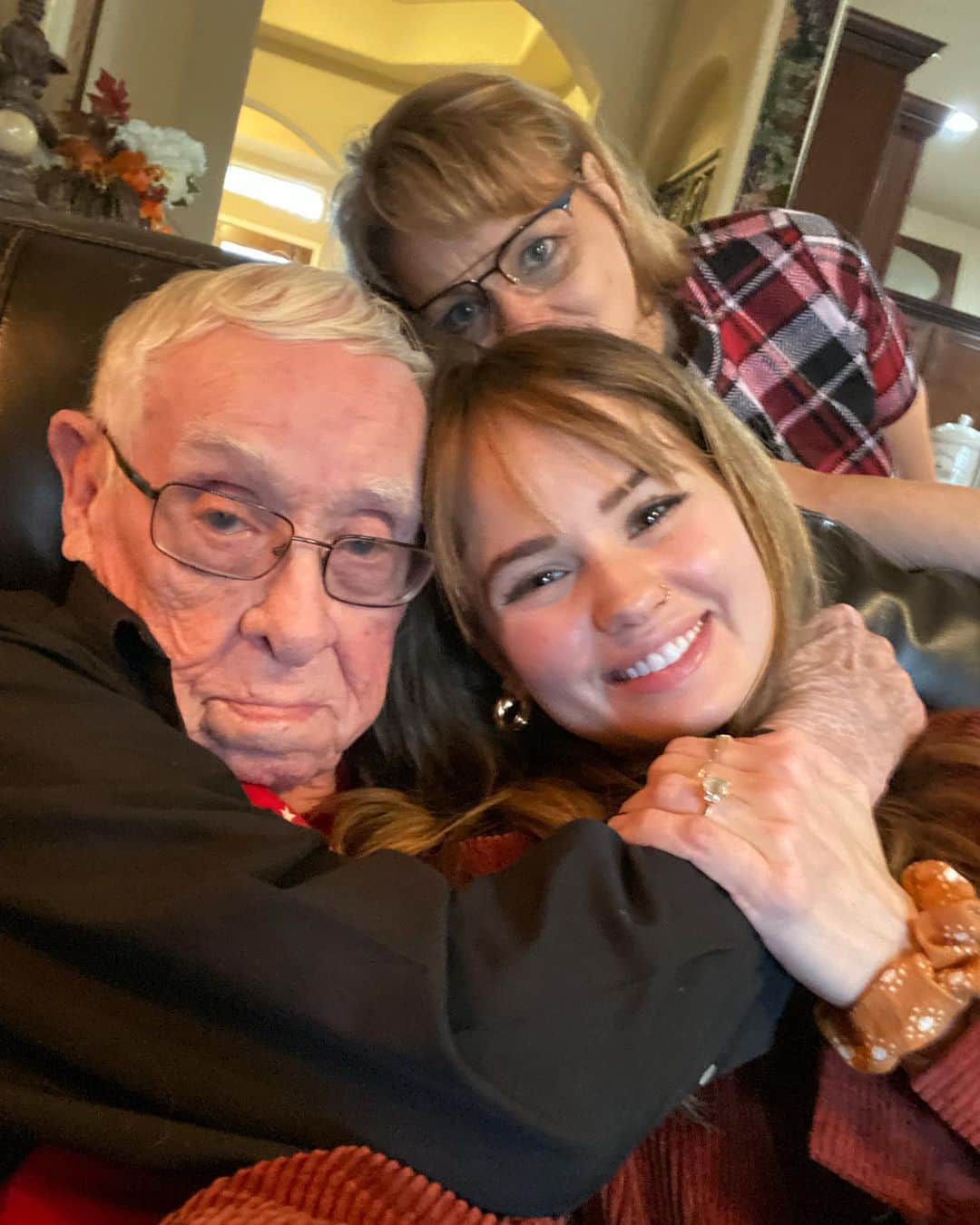 デビー・ライアンのインスタグラム：「grateful for family✨」