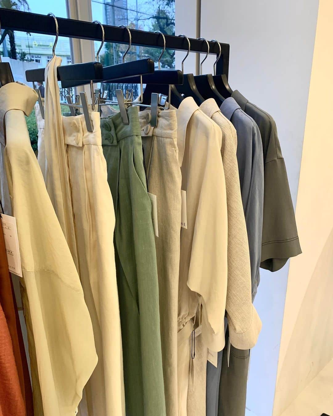 金子麻貴さんのインスタグラム写真 - (金子麻貴Instagram)「春にデビューする @cadune_official の展示会へ。洗練されたなかにも大人のリラックス感があって素敵でした✨  このホワイトシャツもシルエットが可愛い！！色使いも優しくて春が待ち遠しい気持ちに✨  今日は冷えるので皆さまも温かくしてお過ごし下さいね。 . . #fashion#cadune#2020ss#カデュネ」11月29日 12時44分 - mtmmaki