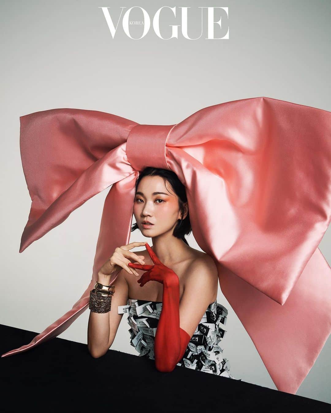 チャン・ユンジュのインスタグラム：「삶에서의 유연함은  지혜와 통찰력을 통한 열린 마음이 아닐까?  _ @voguekorea  2019 DEC issue  Creative director 백지수 @jisupaek  Photo 안주영 @ahnjooyoung_ Hair 이혜영 @halolee7 Makeup 이나겸 @nakyeum Stylist 임지윤 @jiyun_limm Props 최서윤(Da;rak)  @daraksy Video 유혁진 @oter_y Vogue editor 조소현 @choshowtime」