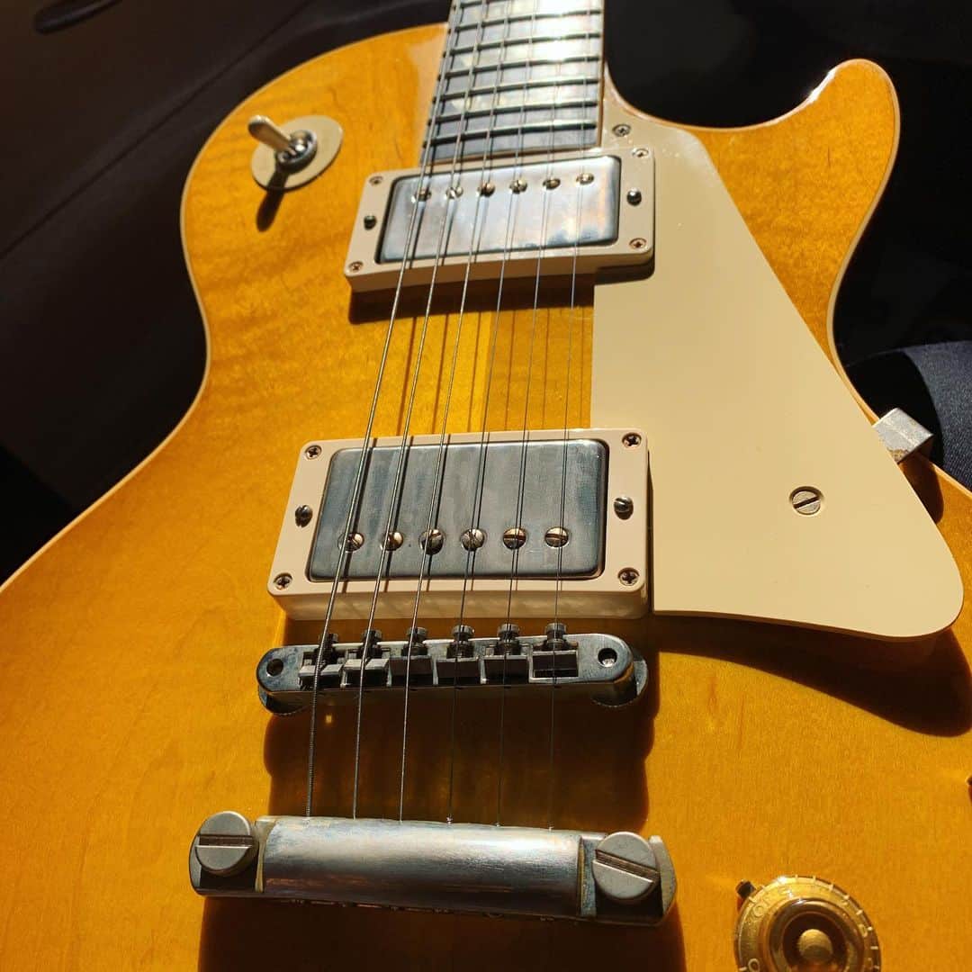 増崎孝司のインスタグラム：「Sunbathing :)) #lespaul」