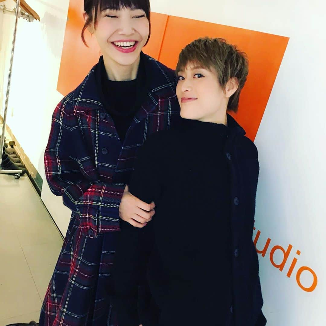 如月蓮さんのインスタグラム写真 - (如月蓮Instagram)「紅-ing‼︎ プログラム撮影してきました。 現場にいた方々のお仕事がPROすぎて、最後まで興奮しました。 りし（十碧れいや）ほしの（華鳥礼良）にも会えた♡この濃すぎるメンバーで始まるのだと思うと、ものすごーーく気が引き締まりました。現場の皆様、お世話になりありがとうございました！！ プログラムの完成が楽しみですっ！ . 撮影順に紅5の撮影レポしまっせ☆ . 美弥さんは、全員のため息が出るほどの圧倒的オーラで、芸能界っぽいあのスタジオの空間を完全に支配。これが天職っていうんだなぁ。答えは美弥さん！正解は美弥さん！ってかんじ。 でもね、控え室では、いつもの可愛くて面白すぎる、るりぴょんなんだよ。 なんなんだろ。好きなんですよ！！ . ガチガチの如月、テンパってるうちに終ってしまった。今までキメ感ただ1択で生きてきたことに気づく。 “ぬけ感”って何だ？？ 私にないもの。紅ingで学ぼう。 カメラマンさん達の神腕にただただ感謝です！！ . 壱城さんはOG歴1番長いはずなのに、1番男度が高くてかっこいいのはなぜ。 どんどん七変化して、写真集ができそうな程素敵ショットが沢山ありました！ 壱城さんがいると太陽が笑うように現場が明るくなるのです。 この安心感。頼れる感。そして存在感！ 楽しすぎて写真ブレブレ。笑 . 紅さんの撮影が始まると、スタッフさん達の数がすごく増える。そして集中力が上がる。これ現役の時からずっとそう。みんな、さゆみさんに吸い寄せられちゃうんですよ。 人を愛し愛されて、そのまんまのさゆみさんが輝いてるから、飾らなくても光っちゃうんだなぁ。紅5のメンバーやスタッフさん達にも絶えず話しかけて場を和ませてくれる、この愛情よ！ 余談ですが、この時期になると、さゆみさんはいつだって極寒の中撮影していた。“良いものづくり”のバックボーンには、知られざる努力が必ずある。挑戦し続ける事ができるのは、その人の強さだと思う。 口に出さなくても、さゆみさんを見ていたら大切な事が何か分かるんだ。 . 「僕らのクラブのリーダーは何て名だ？」 「ミッキーマウス！」 ボコッ（パンチをくらう） 「紅ゆずるっ！！！」 夢を売る男。yeh.yeh.yeh！！ . . . #紅ing‼︎ #紅ゆずる　さん #壱城あずさ　さん #美弥るりか　さん #十碧れいや　さん #華鳥礼良　さん #如月蓮 #紅5 #RENスタグラム」11月29日 12時48分 - kisaragi.ren2