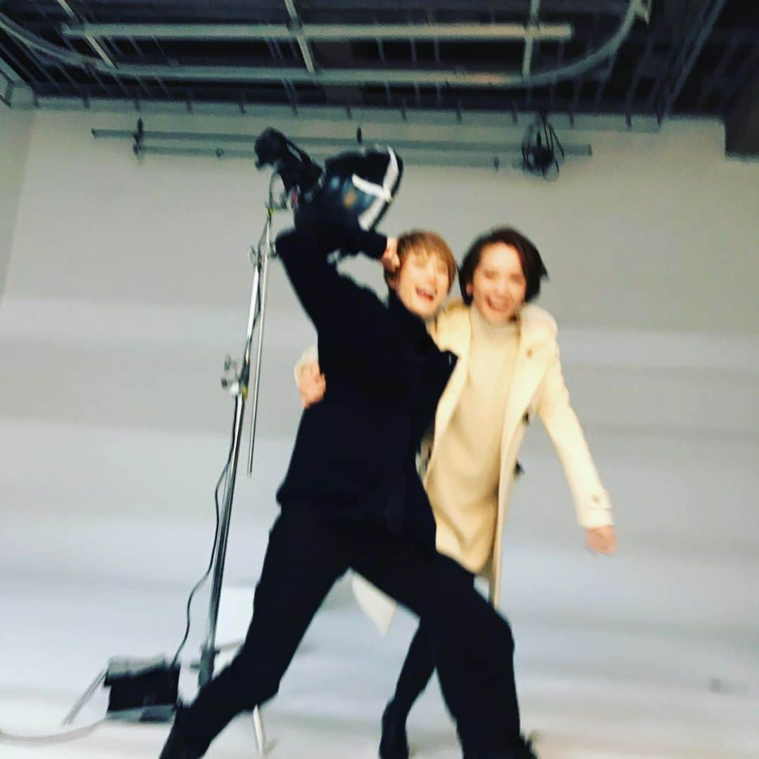 如月蓮さんのインスタグラム写真 - (如月蓮Instagram)「紅-ing‼︎ プログラム撮影してきました。 現場にいた方々のお仕事がPROすぎて、最後まで興奮しました。 りし（十碧れいや）ほしの（華鳥礼良）にも会えた♡この濃すぎるメンバーで始まるのだと思うと、ものすごーーく気が引き締まりました。現場の皆様、お世話になりありがとうございました！！ プログラムの完成が楽しみですっ！ . 撮影順に紅5の撮影レポしまっせ☆ . 美弥さんは、全員のため息が出るほどの圧倒的オーラで、芸能界っぽいあのスタジオの空間を完全に支配。これが天職っていうんだなぁ。答えは美弥さん！正解は美弥さん！ってかんじ。 でもね、控え室では、いつもの可愛くて面白すぎる、るりぴょんなんだよ。 なんなんだろ。好きなんですよ！！ . ガチガチの如月、テンパってるうちに終ってしまった。今までキメ感ただ1択で生きてきたことに気づく。 “ぬけ感”って何だ？？ 私にないもの。紅ingで学ぼう。 カメラマンさん達の神腕にただただ感謝です！！ . 壱城さんはOG歴1番長いはずなのに、1番男度が高くてかっこいいのはなぜ。 どんどん七変化して、写真集ができそうな程素敵ショットが沢山ありました！ 壱城さんがいると太陽が笑うように現場が明るくなるのです。 この安心感。頼れる感。そして存在感！ 楽しすぎて写真ブレブレ。笑 . 紅さんの撮影が始まると、スタッフさん達の数がすごく増える。そして集中力が上がる。これ現役の時からずっとそう。みんな、さゆみさんに吸い寄せられちゃうんですよ。 人を愛し愛されて、そのまんまのさゆみさんが輝いてるから、飾らなくても光っちゃうんだなぁ。紅5のメンバーやスタッフさん達にも絶えず話しかけて場を和ませてくれる、この愛情よ！ 余談ですが、この時期になると、さゆみさんはいつだって極寒の中撮影していた。“良いものづくり”のバックボーンには、知られざる努力が必ずある。挑戦し続ける事ができるのは、その人の強さだと思う。 口に出さなくても、さゆみさんを見ていたら大切な事が何か分かるんだ。 . 「僕らのクラブのリーダーは何て名だ？」 「ミッキーマウス！」 ボコッ（パンチをくらう） 「紅ゆずるっ！！！」 夢を売る男。yeh.yeh.yeh！！ . . . #紅ing‼︎ #紅ゆずる　さん #壱城あずさ　さん #美弥るりか　さん #十碧れいや　さん #華鳥礼良　さん #如月蓮 #紅5 #RENスタグラム」11月29日 12時48分 - kisaragi.ren2