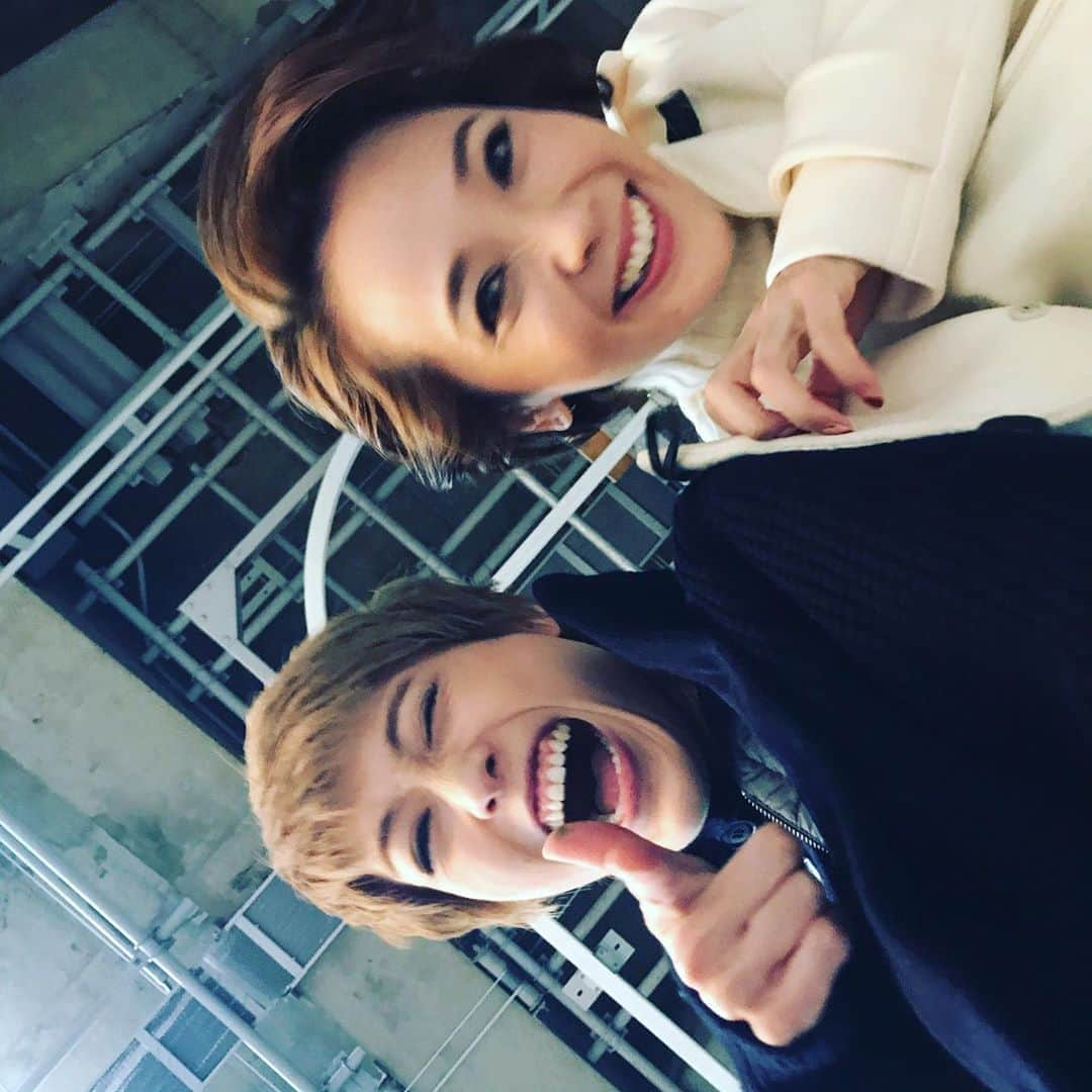 如月蓮さんのインスタグラム写真 - (如月蓮Instagram)「紅-ing‼︎ プログラム撮影してきました。 現場にいた方々のお仕事がPROすぎて、最後まで興奮しました。 りし（十碧れいや）ほしの（華鳥礼良）にも会えた♡この濃すぎるメンバーで始まるのだと思うと、ものすごーーく気が引き締まりました。現場の皆様、お世話になりありがとうございました！！ プログラムの完成が楽しみですっ！ . 撮影順に紅5の撮影レポしまっせ☆ . 美弥さんは、全員のため息が出るほどの圧倒的オーラで、芸能界っぽいあのスタジオの空間を完全に支配。これが天職っていうんだなぁ。答えは美弥さん！正解は美弥さん！ってかんじ。 でもね、控え室では、いつもの可愛くて面白すぎる、るりぴょんなんだよ。 なんなんだろ。好きなんですよ！！ . ガチガチの如月、テンパってるうちに終ってしまった。今までキメ感ただ1択で生きてきたことに気づく。 “ぬけ感”って何だ？？ 私にないもの。紅ingで学ぼう。 カメラマンさん達の神腕にただただ感謝です！！ . 壱城さんはOG歴1番長いはずなのに、1番男度が高くてかっこいいのはなぜ。 どんどん七変化して、写真集ができそうな程素敵ショットが沢山ありました！ 壱城さんがいると太陽が笑うように現場が明るくなるのです。 この安心感。頼れる感。そして存在感！ 楽しすぎて写真ブレブレ。笑 . 紅さんの撮影が始まると、スタッフさん達の数がすごく増える。そして集中力が上がる。これ現役の時からずっとそう。みんな、さゆみさんに吸い寄せられちゃうんですよ。 人を愛し愛されて、そのまんまのさゆみさんが輝いてるから、飾らなくても光っちゃうんだなぁ。紅5のメンバーやスタッフさん達にも絶えず話しかけて場を和ませてくれる、この愛情よ！ 余談ですが、この時期になると、さゆみさんはいつだって極寒の中撮影していた。“良いものづくり”のバックボーンには、知られざる努力が必ずある。挑戦し続ける事ができるのは、その人の強さだと思う。 口に出さなくても、さゆみさんを見ていたら大切な事が何か分かるんだ。 . 「僕らのクラブのリーダーは何て名だ？」 「ミッキーマウス！」 ボコッ（パンチをくらう） 「紅ゆずるっ！！！」 夢を売る男。yeh.yeh.yeh！！ . . . #紅ing‼︎ #紅ゆずる　さん #壱城あずさ　さん #美弥るりか　さん #十碧れいや　さん #華鳥礼良　さん #如月蓮 #紅5 #RENスタグラム」11月29日 12時48分 - kisaragi.ren2