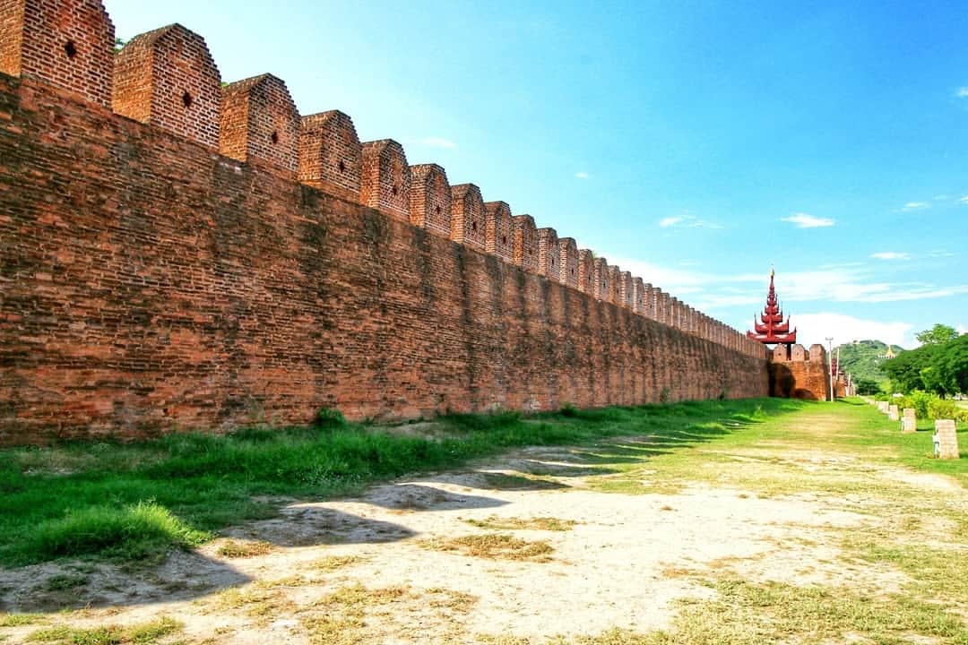 旅行比較サイト・トラベルコ 理想の旅を、いちばん安く。さんのインスタグラム写真 - (旅行比較サイト・トラベルコ 理想の旅を、いちばん安く。Instagram)「#ミャンマー取材記🇲🇲 #マンダレー 編  今回の取材では、ミャンマー第ニの都市 #マンダレー にも行ってきました。ここは19世紀にミャンマー最後の王朝として栄えた古都であり、旧王宮や歴史ある僧院が点在します。中でも目を惹くのが #クドードォパゴダ ！　真っ白な小仏塔（その数なんと729基！）がズラズラズラ～っと境内を埋め尽くすさまは圧巻。それぞれの小仏塔の中には経典を掘った大理石が1枚ずつ納められているそうです😮  そしてマンダレーといえば外せないのが #マンダレーヒル 。標高236m、丘全体が寺院となったマンダレー最大の聖地は夕日スポットとしても有名ですが、この日は天候が良くなかったため街並みの眺望を楽しみました。  スタッフ一行はさらに足を延ばして郊外の #アマラプラ も訪問。こちらもかつてミャンマーの首都が置かれていた歴史ある街で、現在は絹や綿の織物産業が盛んだそう。工房兼ショップで機織りの様子を見学させてもらいましたが、現地の方々が鮮やかな手つきで仕上げる織物はどれも色彩豊かで本当に素敵でした！ * *﻿ *﻿ ★12/1（日）まで！★「トラベルコ2020オリジナルカレンダー」プレゼントキャンペーン実施中！詳細は @travelko_chan のプロフィールリンクからご覧ください。 *﻿ *﻿ *﻿ #ミャンマー #myanmar #mandalay #kuthodawpagoda #mandalayhill #amarapura #ミャンマー旅行 #観光ビザ免除継続 #海外旅行 #travel #trip #sightseeing #フォトジェニック #旅行好きな人と繋がりたい #女子旅 #カメラ女子 #カメラ男子 #一人旅 #instatravel #travelgram #instagood #travelko #トラベルコ #トラベルコちゃん #トラベルコカレンダー2020 @yokosomyanmar」11月29日 12時49分 - travelko_official