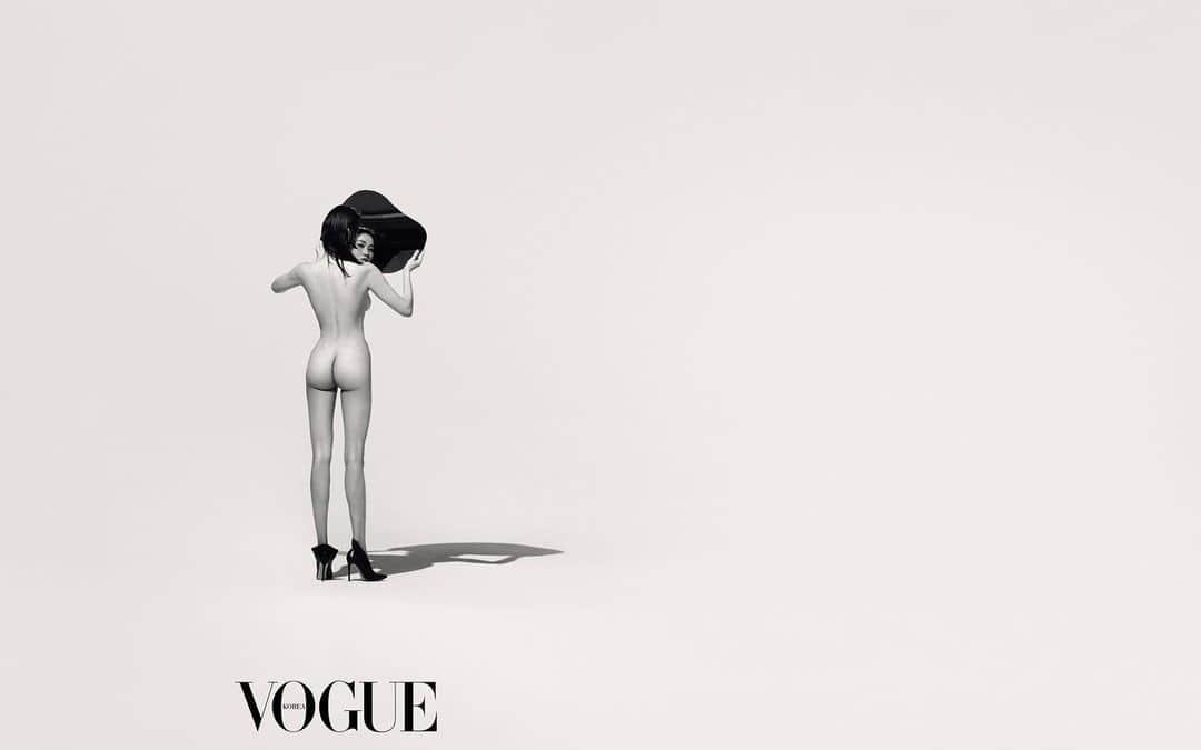 チャン・ユンジュのインスタグラム：「이번 촬영은 배우가 하나의 작품을 완성하듯 임하지 않으면 ‘무용수인 척’ 하고 끝날 수밖에 없다. 사람들은 모델이 예쁜 몸으로 그저 팔다리를 휘젓는다 고 여길지 모르지만, 컨셉에 대한 완벽한 이해와 준비가 없으면 자기 복제가 이어질 뿐이다. _ @voguekorea 2019 DEC issue  Creative director 백지수 @jisupaek  Photo 안주영 @ahnjooyoung_ Hair 이혜영 @halolee7 Makeup 이나겸 @nakyeum Stylist 임지윤 @jiyun_limm Props 최서윤(Da;rak)  @daraksy Video 유혁진 @oter_y Vogue editor 조소현 @choshowtime」