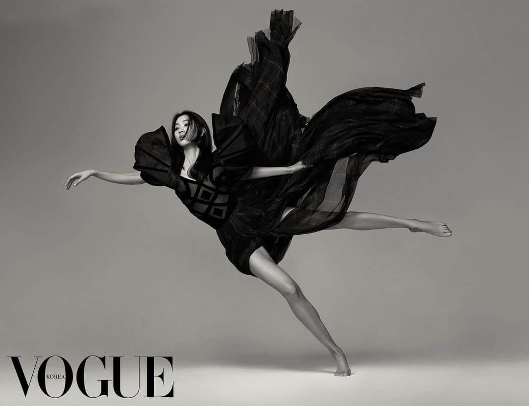 チャン・ユンジュのインスタグラム：「VOGUE 음악과 동세가 느껴지는 화보를 찍어보자 말은 했지만 진짜 현대무용을 배우러 갈 줄은 몰랐다.  _ JANG 예전부터 배우고 싶었다. 어느 직업이든 그렇겠지만 프로와 아마추어의 차이는 작은 디테일이다. 몸을 사용하고 움직이는 데 더 본질적 변화를 시도하고 싶었다.  _ @voguekorea 2019 DEC issue  Creative director 백지수 @jisupaek  Photo 안주영 @ahnjooyoung_ Hair 이혜영 @halolee7 Makeup 이나겸 @nakyeum Stylist 임지윤 @jiyun_limm Props 최서윤(Da;rak)  @daraksy Video 유혁진 @oter_y Vogue editor 조소현 @choshowtime」