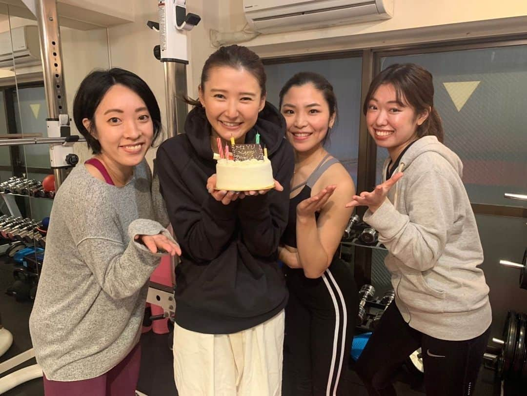 美優さんのインスタグラム写真 - (美優Instagram)「水曜日のインスタLIVE配信後にサプライズでトレーナーのみんなに誕生日をお祝いしてもらっちゃいました🎂💓 ・ ・ 配信終わって着替えてたら突然のケーキ！びっくりしたー😂✨ ・ 何回お祝いされても毎回すっごく嬉しい☺️ @aiko0421s ちゃん @aya.phygic ちゃん @1.rika.29 ちゃん &社長！！ ありがとうございます☺️💓」11月29日 12時52分 - miyu11_20