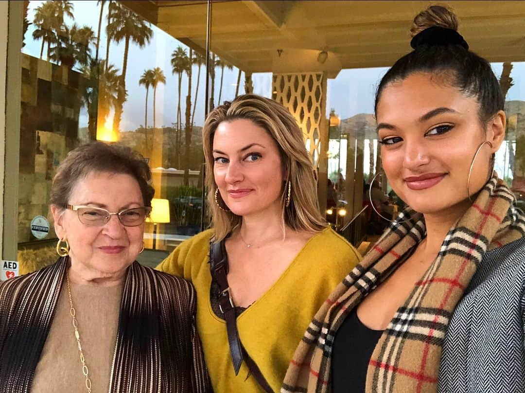 メッチェン・アミックさんのインスタグラム写真 - (メッチェン・アミックInstagram)「Smize game strong 💪🏼 I say we blame #MamaJudy for the sassy smirk genetics 😏 #threegenerations #happythanksgiving 📷: @minatobias_」11月29日 12時53分 - madchenamick