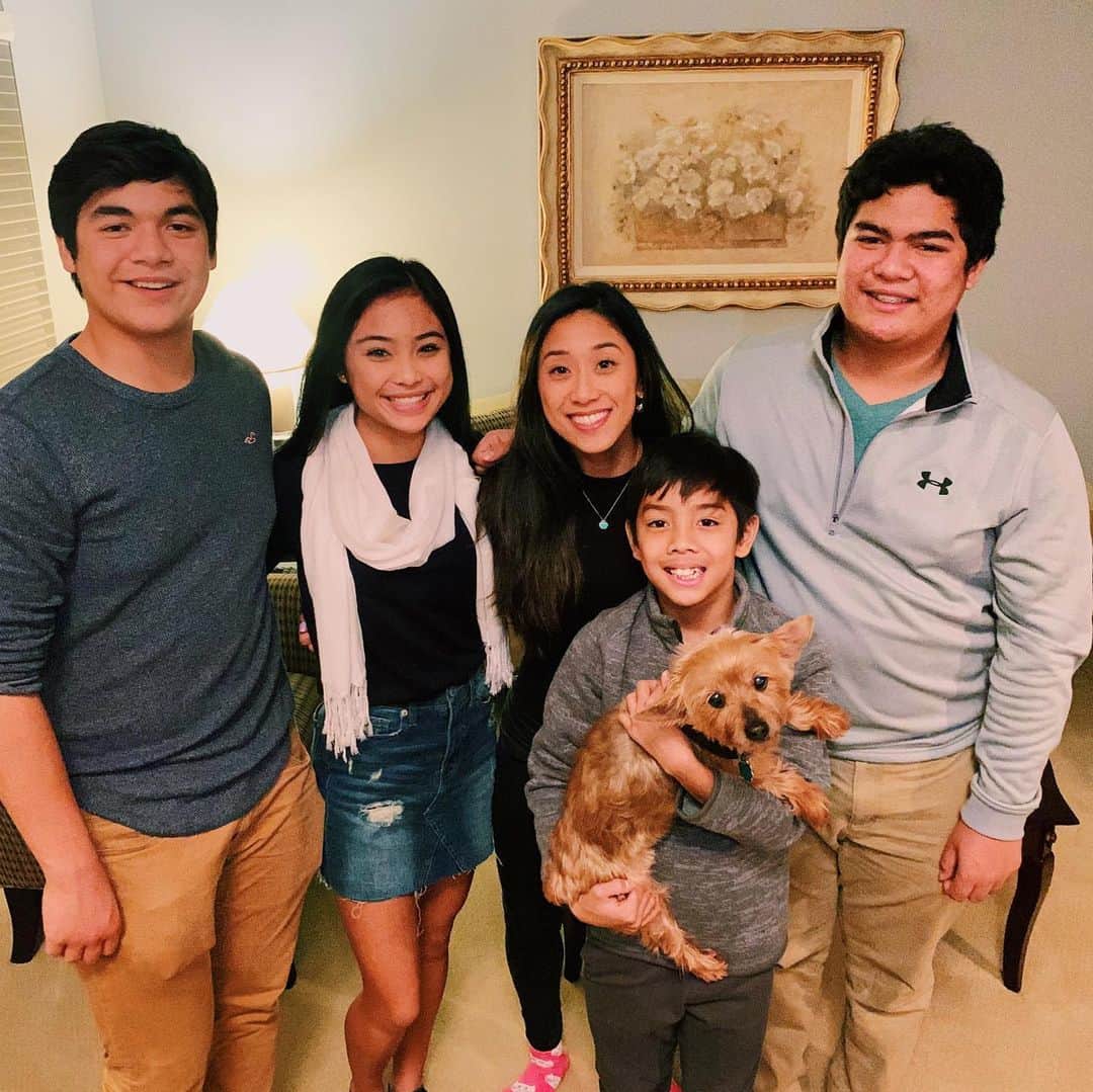 ジェシカ・カラランのインスタグラム：「here’s to my beautiful cousins who are basically the siblings I never had ❤️ super thankful to be home this thanksgiving 🦃 #family」
