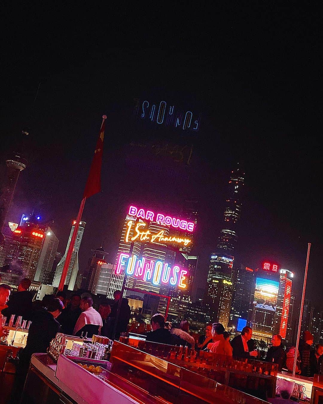 井上晃子さんのインスタグラム写真 - (井上晃子Instagram)「Bar Rouge💋🍸🦹🏼‍♀️🕺🏼 #barrouge#barrougeshanghai  #shanghai#thebund#bund#上海#外灘 #akikiinshanghai」11月29日 13時00分 - akiki_2015