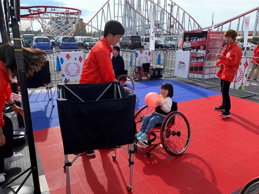 日本生命保険相互会社さんのインスタグラム写真 - (日本生命保険相互会社Instagram)「. ＼日本生命みんなの2020全国キャラバン　開催レポート★ in三重／ 11/23（土）,24（日）に三重県で「日本生命みんなの2020全国キャラバン」を開催しました！ 「わが街アスリートステージ」のトークショーでは、野口　みずき 元選手（陸上競技・マラソン）、ゲストとしてチャンカワイさん（タレント）に 出演いただきました。オリンピック聖火の採火式後のランナーに選ばれた感想や、マラソンを始めたいきさつ、アテネ2004オリンピック金メダルの 思い出などを披露いただいて盛りあがりました！ . 明日、明後日は鳥取県で、翌週は愛媛県で開催します！ 東京2020マスコットのミライトワやソメイティと一緒に記念撮影できるショーや、東京2020オリンピック聖火リレーのトーチに触れて記念撮影 できるブース、楽しくスポーツ体験できるブースを多数ご用意しております。是非ご来場ください！ . ＜鳥取県＞ 日時：１１月３０日（土）・１２月１日（日）各日10:00-18:00（入場無料） 場所：イオンモール鳥取北 ※１２月１日（日）には、川中　香緒里 選手（アーチェリー）、ゲストとして さらば青春の光 さん（タレント）が出演予定！ . ＜愛媛県＞ 日時：１２月７日（土）・８日（日）各日10:00-18:00（入場無料） 場所：エミフル　ＭＡＳＡＫＩ ※１２月７日（土）には、立川 新 選手（柔道）が出演予定！ . 2020年に向け、これからも盛りあがりを全国にお届けしてまいります！ 特設サイト：https://special.nissay-mirai.jp/tokyo2020/caravan/ ＊会場や開催日時、実施内容、出演者は予告なく変更となる場合があります。 ＊日本生命は東京2020オリンピック・パラリンピックゴールドパートナー（生命保険）です。 _ #みんなの2020 #全国キャラバン #わが街アスリート #四国 #愛媛 #中国 #鳥取 #東海 #三重 #東京2020マスコット #ミライトワ #ソメイティ  #聖火リレー #トーチ #日本生命 #ニッセイ #nissay #playsupport #オリンピック #パラリンピック #東京2020オリンピック #東京2020パラリンピック #olympic_games_tokyo_2020 #tokyo_2020_paralympic_games #readyfortokyo #olympic_spirit #olympic_games #readyfor_tokyo_2020 #tokyo2020 #東京2020」11月29日 13時07分 - nissay_official