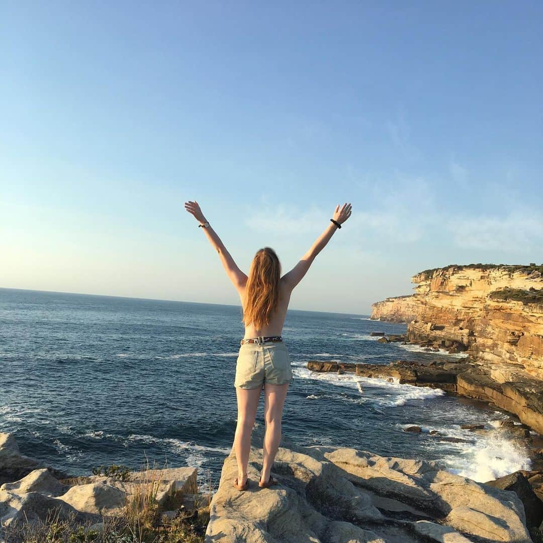 ケイティ・パスフィールドのインスタグラム：「This is what freedom looks like 🌸🌿 • • • #DVM1FINISHED #noexamsfortwomonths」