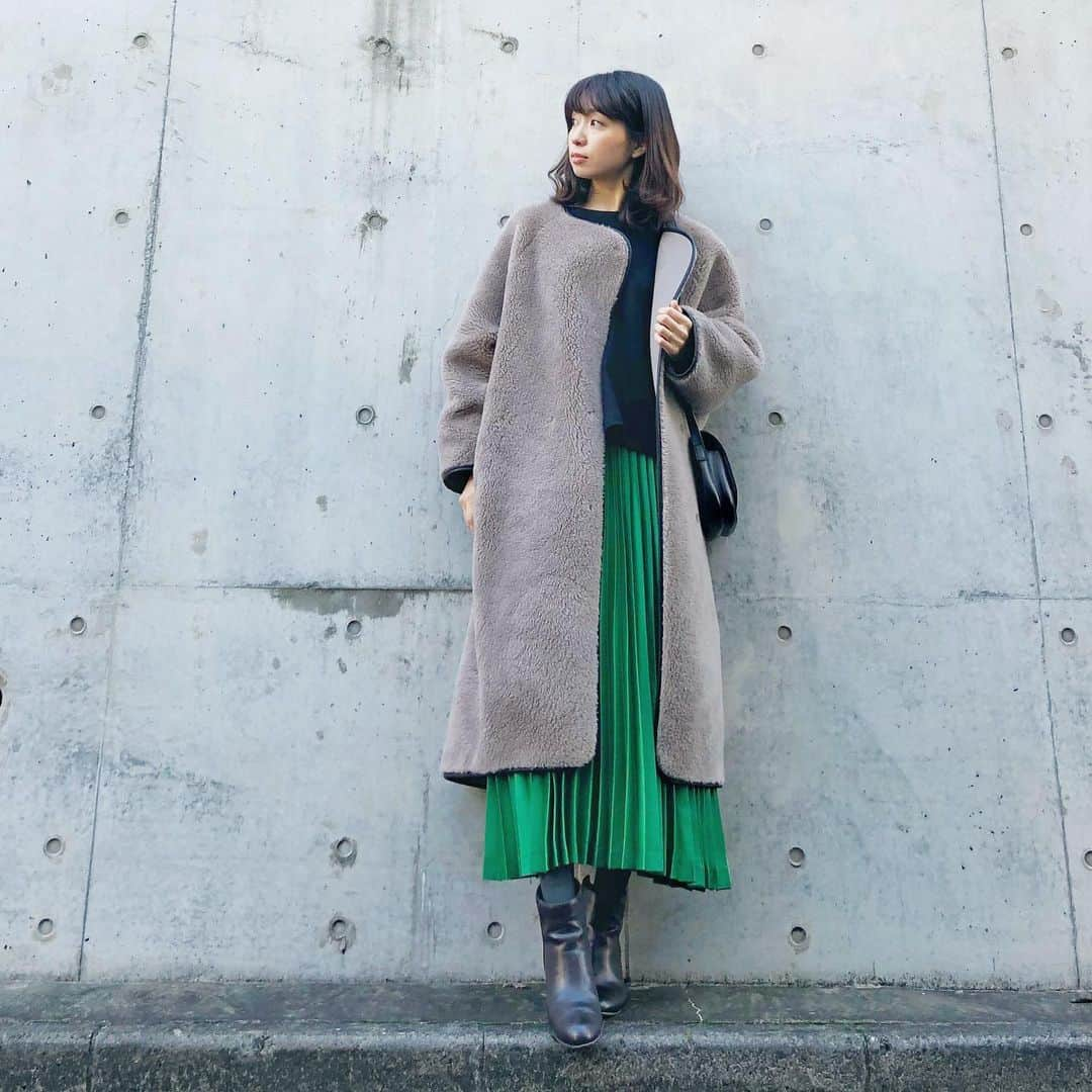 筧沙奈恵さんのインスタグラム写真 - (筧沙奈恵Instagram)「black×green ・ @akte_official のボアコート、今年の大本命😍 ・ レザーのパイピングがしてあるので、キレイめ感もあって、カジュアルすぎないところがお気に入り✨ ・ 色もきちんと感の出る絶妙なブラウン❤️ ・ #outer #AKTE #アクテ #tops #mercibeaucoup #メルシーボークー #skirt #ECLIN #エクラン #boots #GU #ジーユー ・ #ママコーデ　#ママファッション　#きれいめコーデ　#きれいめカジュアル　#スカートコーデ　#冬コーデ　#アラサーコーデ　#30代コーデ  #ボアコート　#プリーツスカート」11月29日 13時20分 - sanaekakei