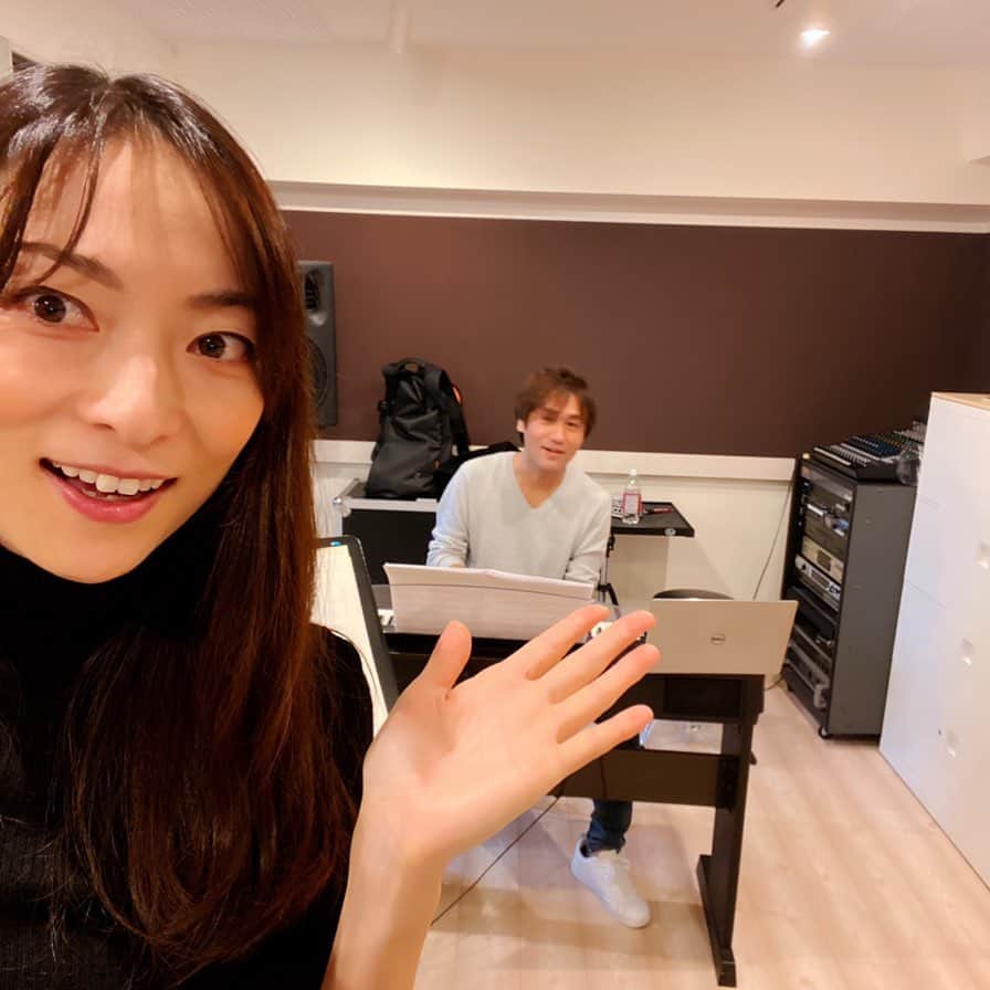 のインスタグラム：「ボーカルレッスンみたいな リハーサル😝笑  橘哲夫リーダーのサポートで初めてデュオLive🎹🎤します。  リーダーアレンジ炸裂で、すでに楽しい〜✨✨✨過去の作品も、最近の楽曲も、新たなアプローチで生まれ変わります💕  12月2日（月）代官山LOOPにてお待ちしてまーす✌🏻 ---------------------------------------------------------- 『唄 -UTA- 〜 やなわらばー × 松本英子 〜』​ 日程：2019年12月2日（月） 時間：18：30 開場 ／ 19：00 開演 場所：代官山LOOP（東京都渋谷区鉢山町13-12 B1） チケット：前売 3,600円 / 当日 4,100円（1drink別） 出演：やなわらばー / 松本英子 OPENING ACT： Ryo Yoshinaga ​ 【 peatix オンラインチケット販売 (整理番号付) 】 ▶ https://dl191202.peatix.com ※ peatixでの事前決済のみとなります。上記URLのPeatixのサイトから販売致します。 ※ チケット購入後のキャンセルやご返金は承っておりませんのでご注意ください。  #やなわらばー #松本英子 #代官山 #live #LOOP #橘哲夫 #piano #chorus #唄 #うた #歌 #石垣島」