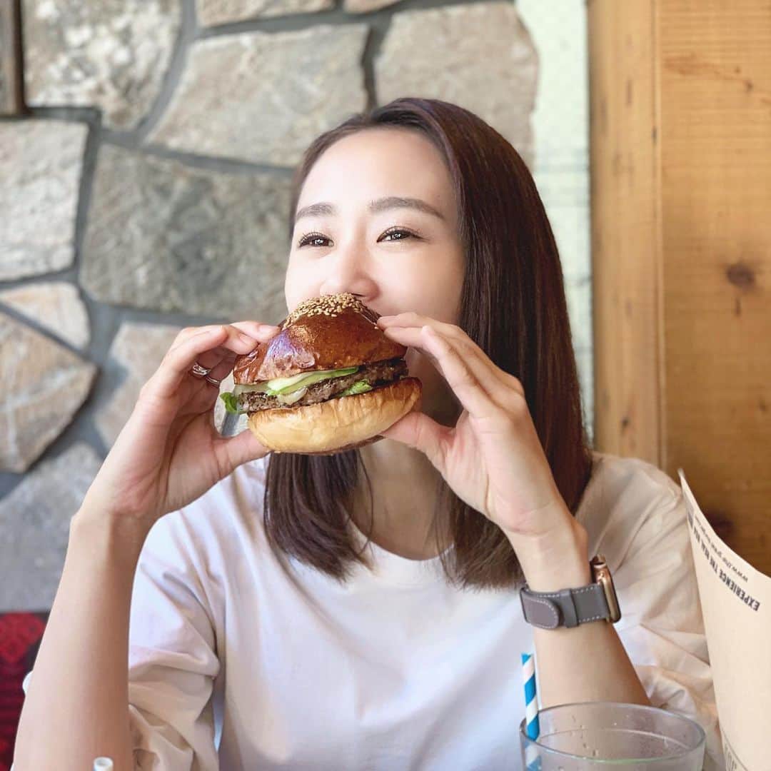 筒井萌子のインスタグラム：「* 表参道にある　@the_great_burger  店内おしゃれでハンバーガーも美味しくて最高だった🦁🍔 ・ #筒井萌子 #女優 #actress #モデル #model #岡山  #shooting #instagood #instalike #converse #撮影 #followme #instalike #ゴルフ #ゴルフ女子 #ゴルフコーデ #골프 #좋아요반사 #좋아요그램 #좋아요환영 #데일리그램 #패션 #오오티디 #카페 #Tiffany #tiffany #tiffanyandco」
