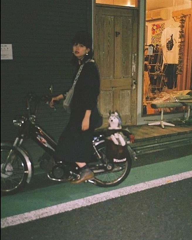 のインスタグラム：「🛵my bike 🛵❣️🐶my dog🐶  産むまではけっこう乗ってたけどガス欠で止まって以来今乗れてないのでもう廃車にしようか迷っているこのバイク。。ぼろい」