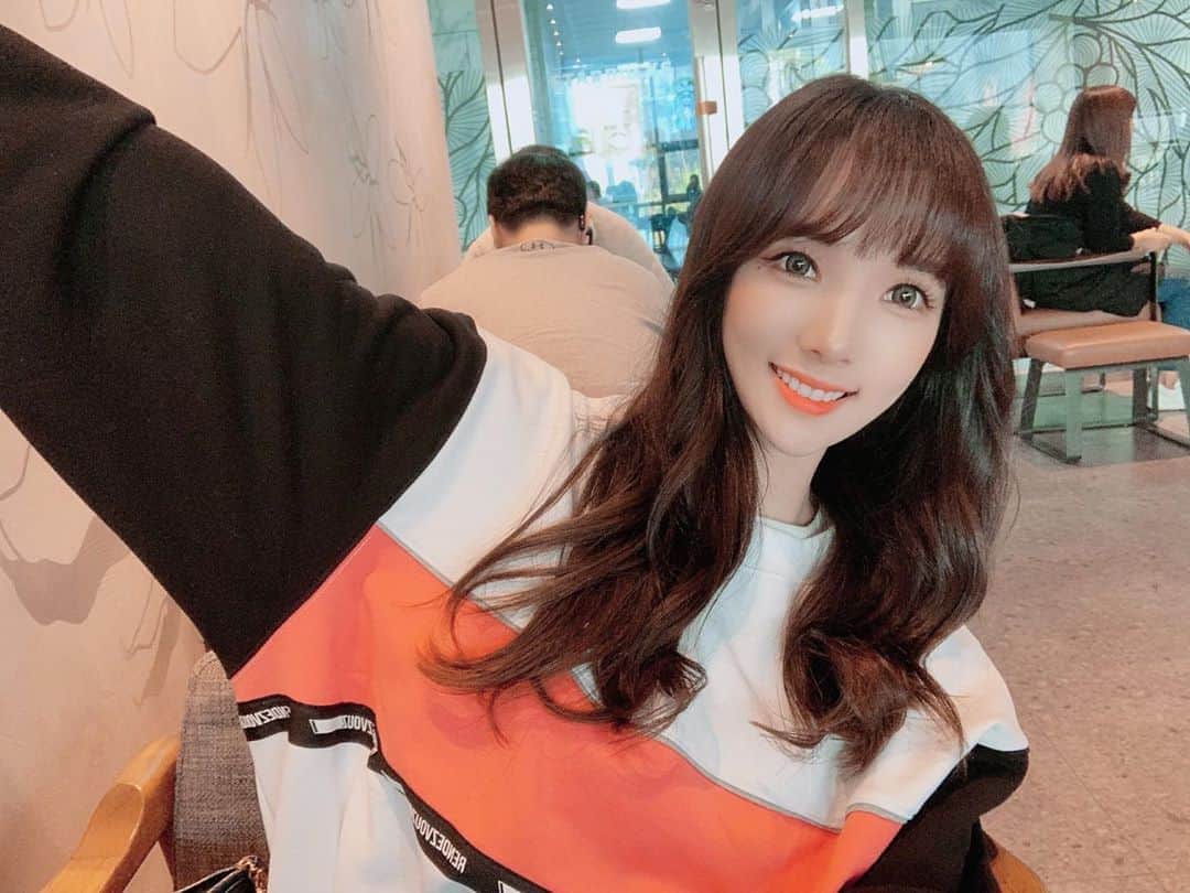 ミンヒ のインスタグラム：「상쾌하다✨ 일찍 도착해서 커피 한잔🥰☕️」