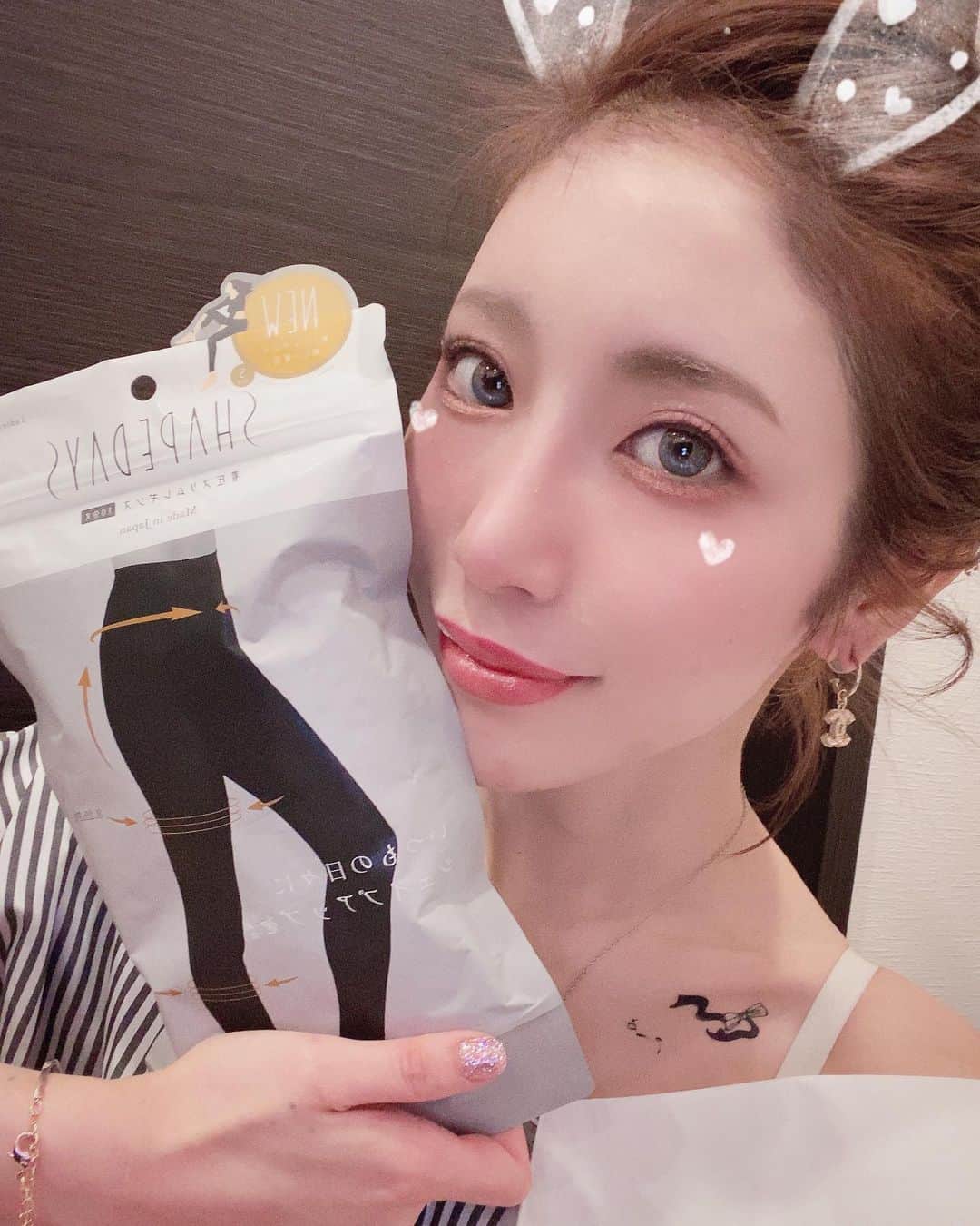 のインスタグラム：「こんにちわん。  レギンスコーデ！ @shapedays_ さんの#ストッキング #ストッキング脚  これお尻引き上がる！ どんだけ自分のケツがたるんでるのか、、思い知らされるね😂😂😂 あーやだやだ」