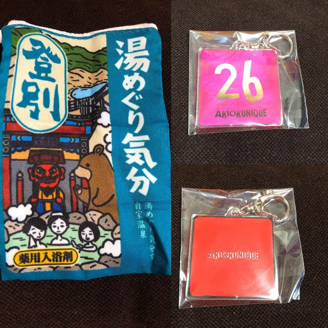 奥井亜紀さんのインスタグラム写真 - (奥井亜紀Instagram)「あした、グッズ購入のかたはこの景品が、当たるかもしれません。 ガチャガチャでゲットしたポーチは、26周年の26=風呂からの連想です。いい湯だな♪ではなく、いいYOUだな♪  あと、ふたつのキーホルダーは、タイトルを考えたときに自分で自分用にデザインしたものです。産まれたての言葉をかたちにしました。世界にひとつづつしかないよん。  #akiokunique #アキオクニーク#奥井亜紀」11月29日 13時43分 - akiokui