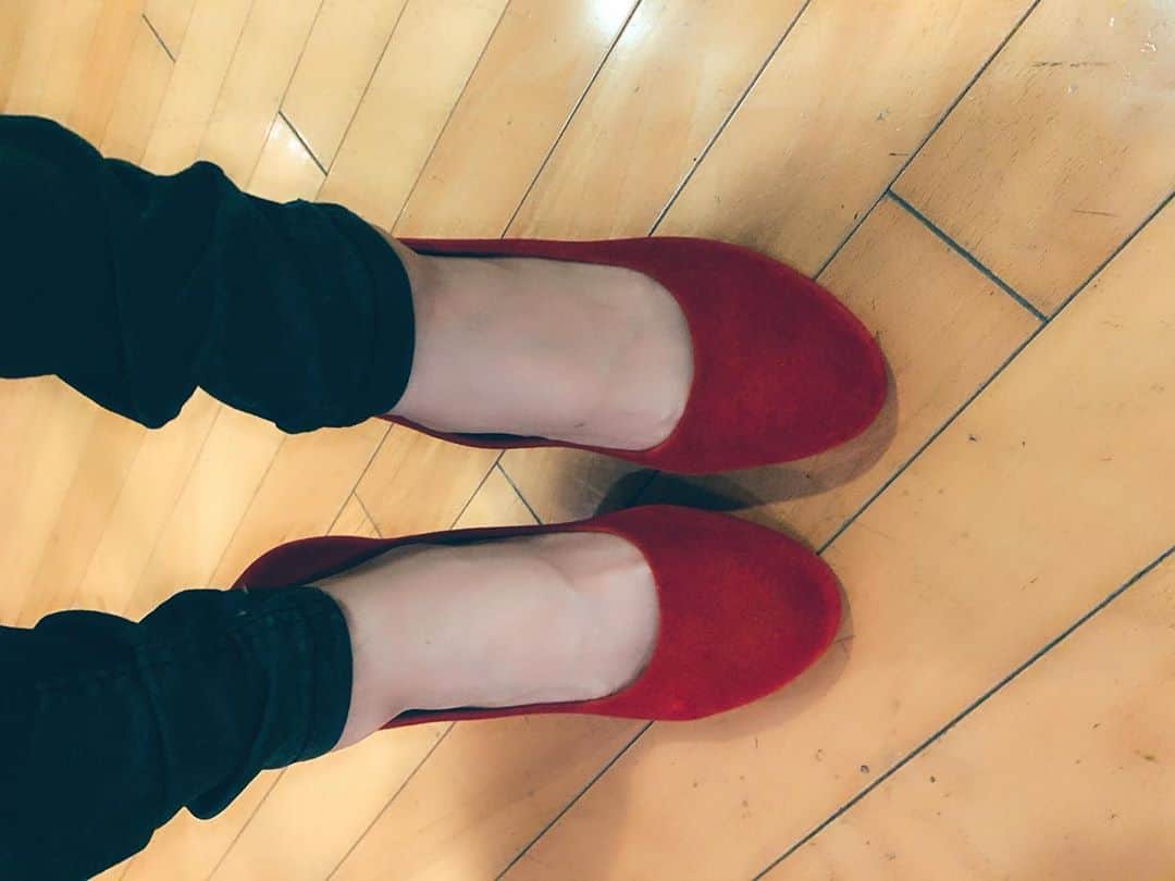 LiSAさんのインスタグラム写真 - (LiSAInstagram)「今までスニーカーやブーツばっかりでヒール履いてこなかったからヒールの練習してる。赤い靴👠 #viviennewestwood #MELISSA  @melissashoesjapan  @viviennewestwoodjapan」11月29日 13時58分 - xlisa_olivex