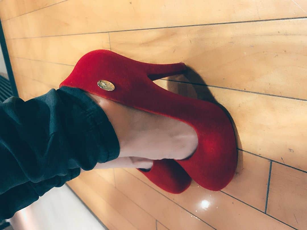 LiSAさんのインスタグラム写真 - (LiSAInstagram)「今までスニーカーやブーツばっかりでヒール履いてこなかったからヒールの練習してる。赤い靴👠 #viviennewestwood #MELISSA  @melissashoesjapan  @viviennewestwoodjapan」11月29日 13時58分 - xlisa_olivex