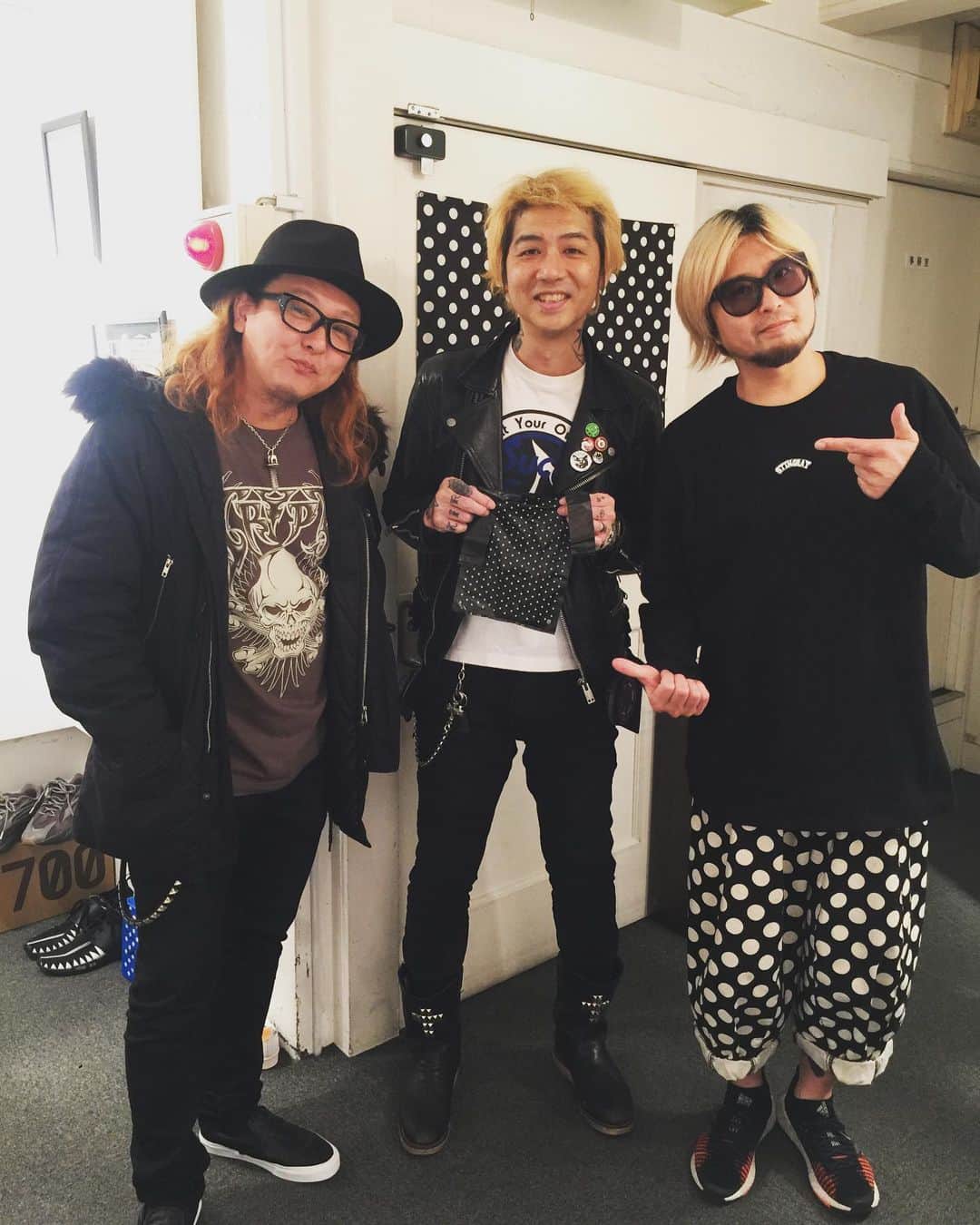 のインスタグラム：「STINGRAY福岡に会場の近くのBAR SINISTER ALLEYで今日明日POP UPをしてるRISKのヒゴさんとカナマルさんが遊びに来てくれました！その後にショップに遊びに来てくれた友人のハカタ君とお店も遊びに行ってきました！会場から近いので是非！ #risk #STINGRAY」