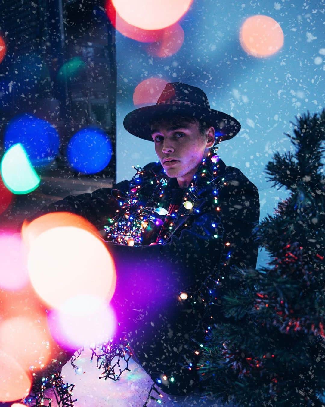 のインスタグラム：「our christmas song #WithYouThisChristmas is out now! we wrote this one last month on the tour bus in europe. daniel killed the production. send us videos of you bumpin it! link in stories 🎄」