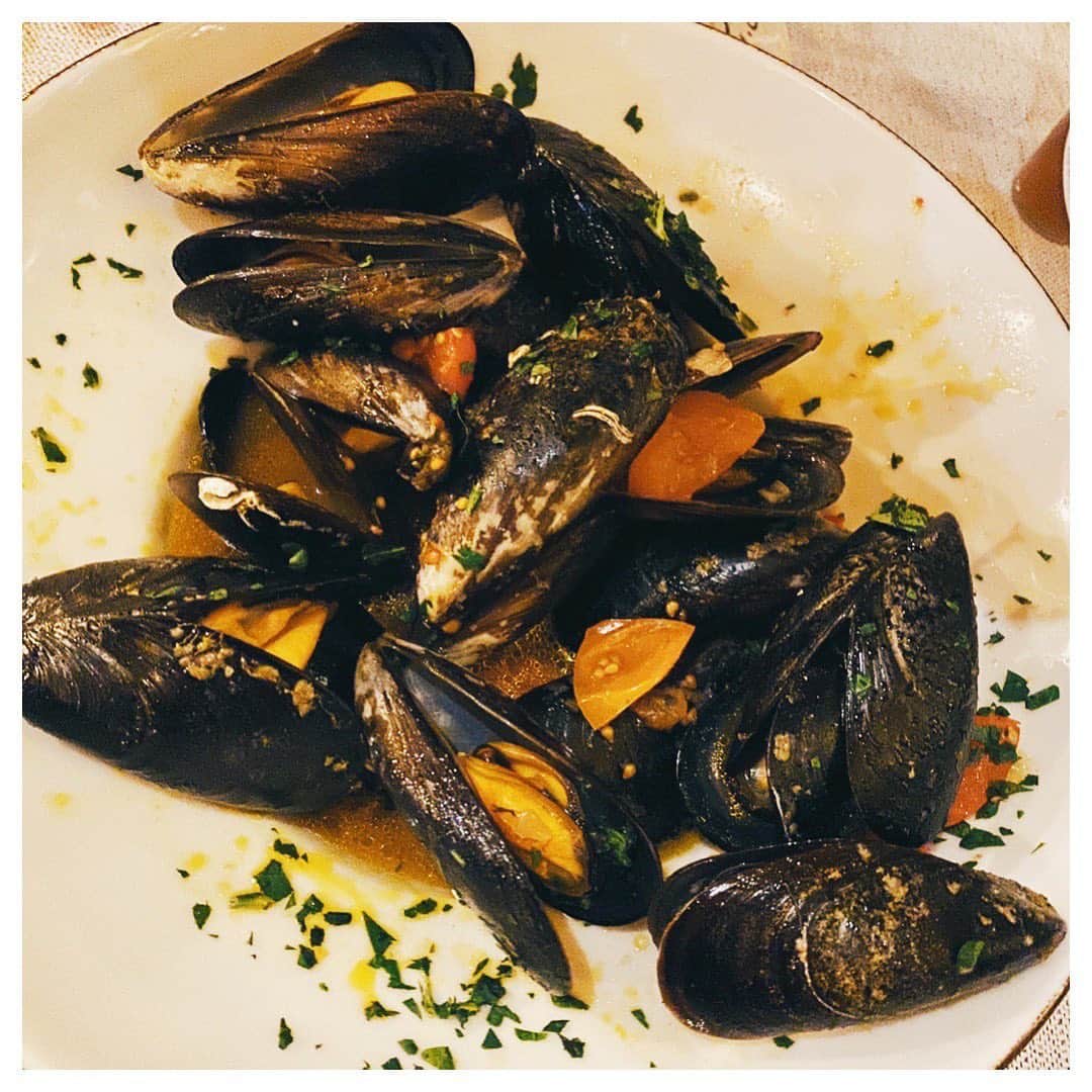 フィオナ・シットさんのインスタグラム写真 - (フィオナ・シットInstagram)「🖤Como, Italy 🖤hello seafood . Sea you soon in my tummy! #回來再減吧 #我月巴了 #thanksgiving  Top : @spiritunus  #fionasit #SPIRITUNUS」11月29日 5時12分 - physit