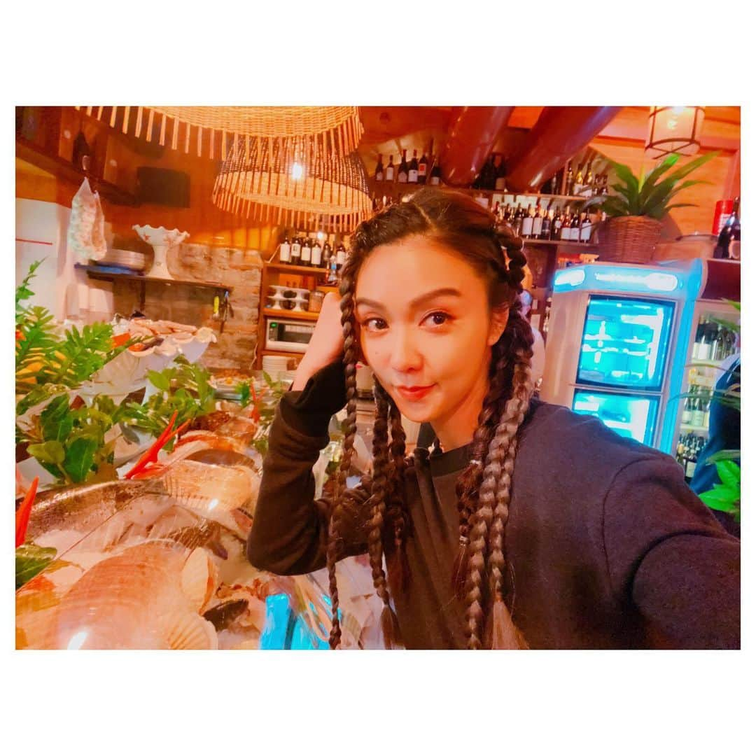 フィオナ・シットさんのインスタグラム写真 - (フィオナ・シットInstagram)「🖤Como, Italy 🖤hello seafood . Sea you soon in my tummy! #回來再減吧 #我月巴了 #thanksgiving  Top : @spiritunus  #fionasit #SPIRITUNUS」11月29日 5時12分 - physit